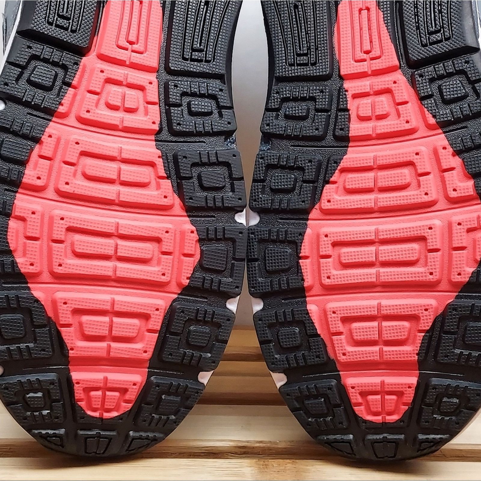 New Balance New Balance Womens | Grey | 1540 V3 Athletic Shoes Size 7.5 Size US 7.5 / IT 37.5 - 10 Thumbnail