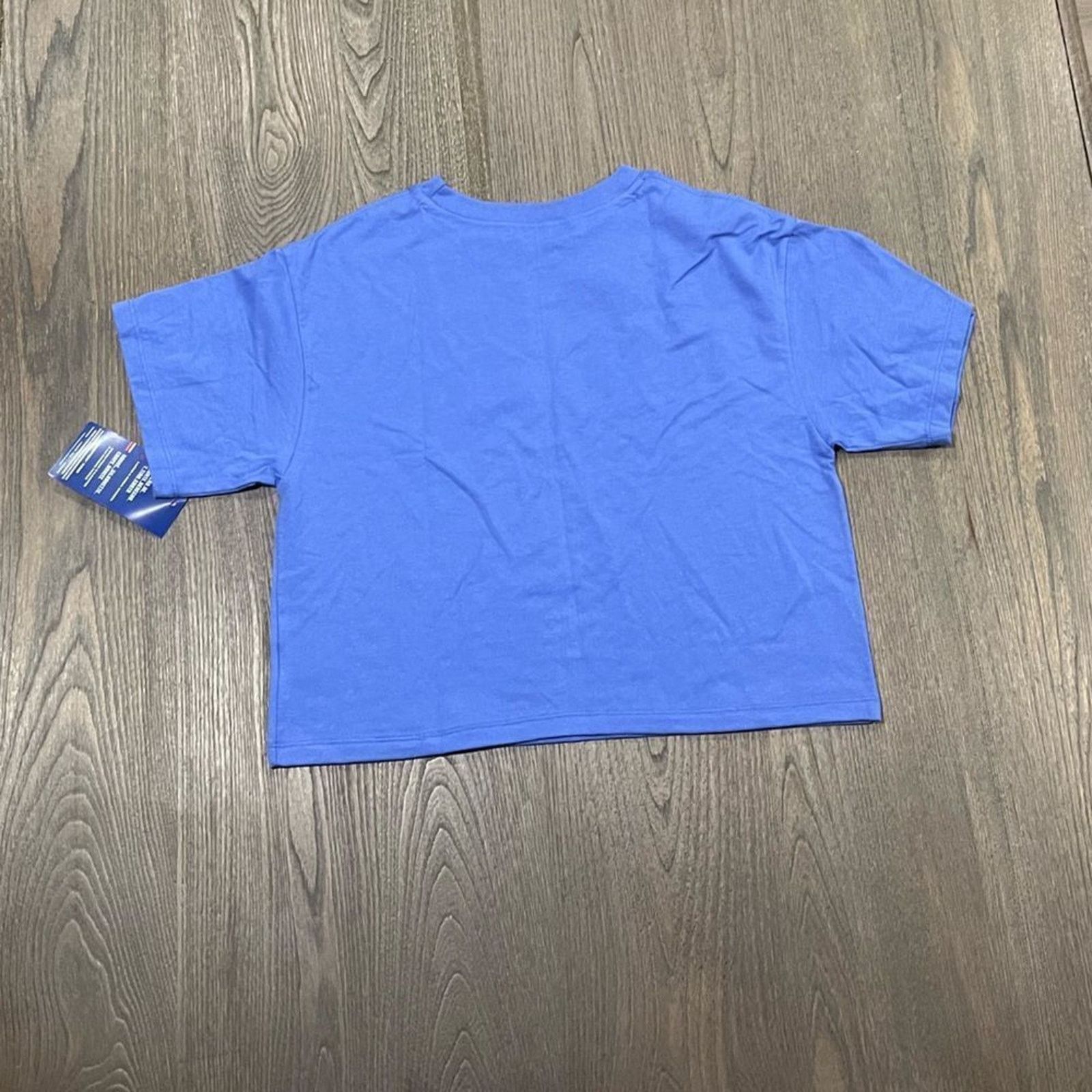 Champion NWT Champion Periwinkle Blue Graphic Crop Top - Size XS Size XS / US 0-2 / IT 36-38 - 4 Thumbnail
