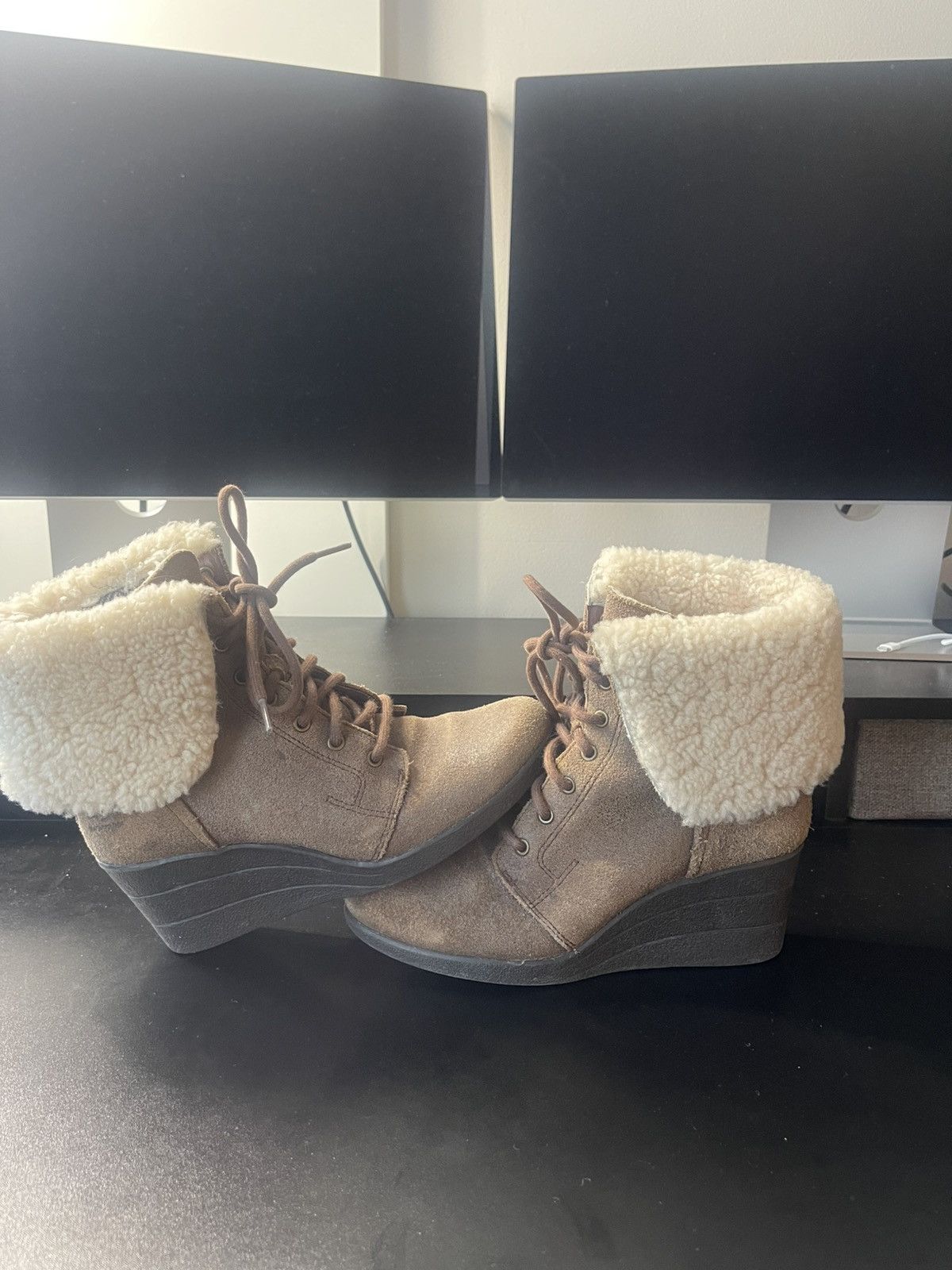 Ugg UGG Zea Waterproof Brown Leather Shearling Wedge Heel Size US 7 / IT 37 - 1 Thumbnail