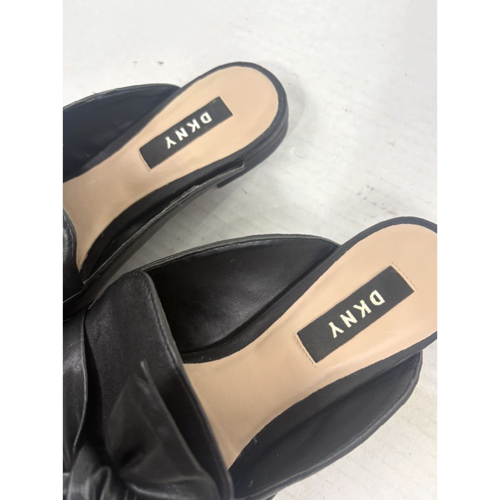 DKNY DKNY Women’s Black Leather Pointed Toe Bow Kitten Heel Slides 6.5M, 1in Low Heel, Casual Business Party Shoes Size US 6.5 / IT 36.5 - 3 Thumbnail