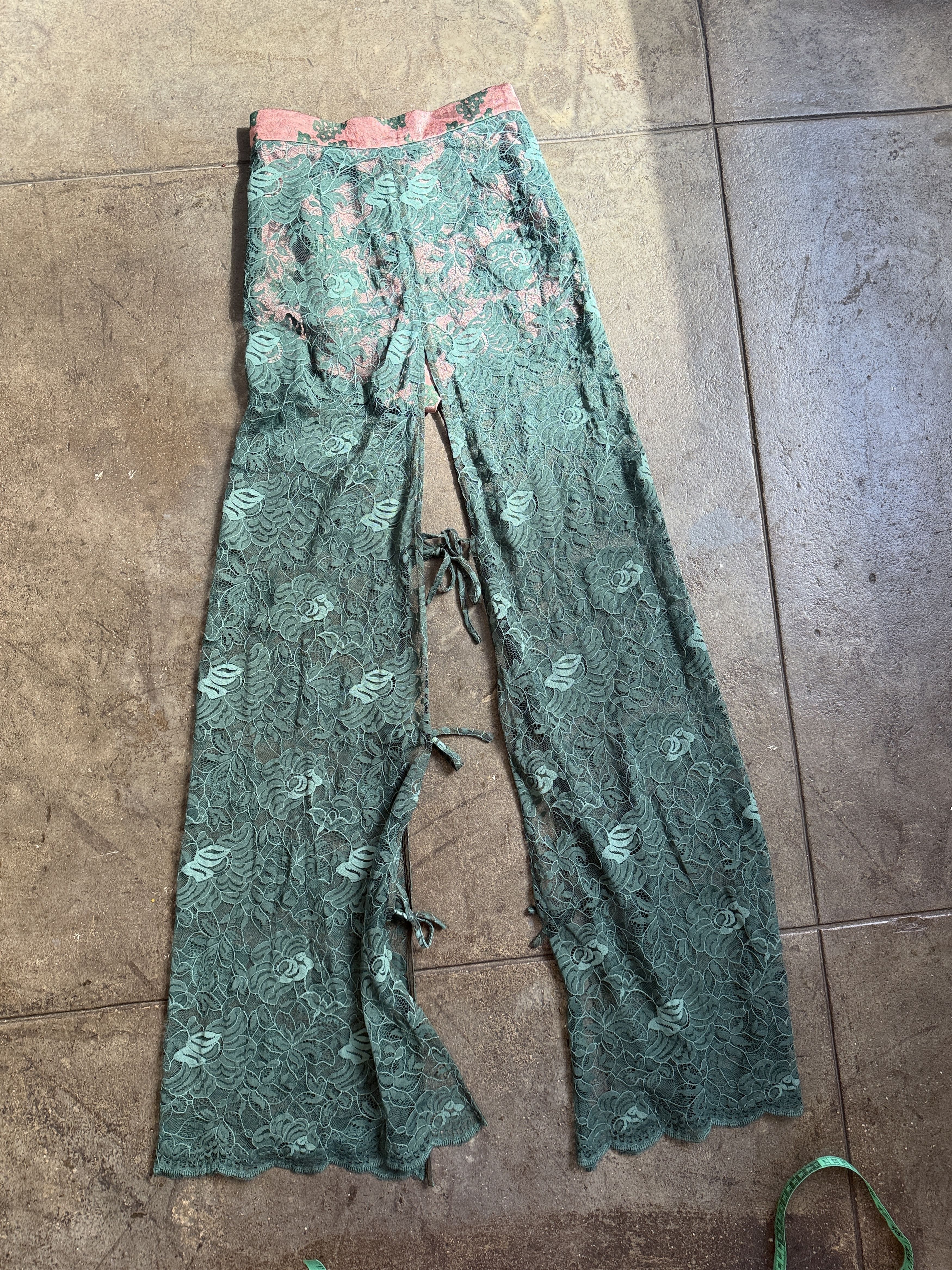 Vivienne Westwood 2019 Green Lace Pants w/ Oriental Pink Strcutured underwear Size 26" / US 2 / IT 38 - 4 Thumbnail