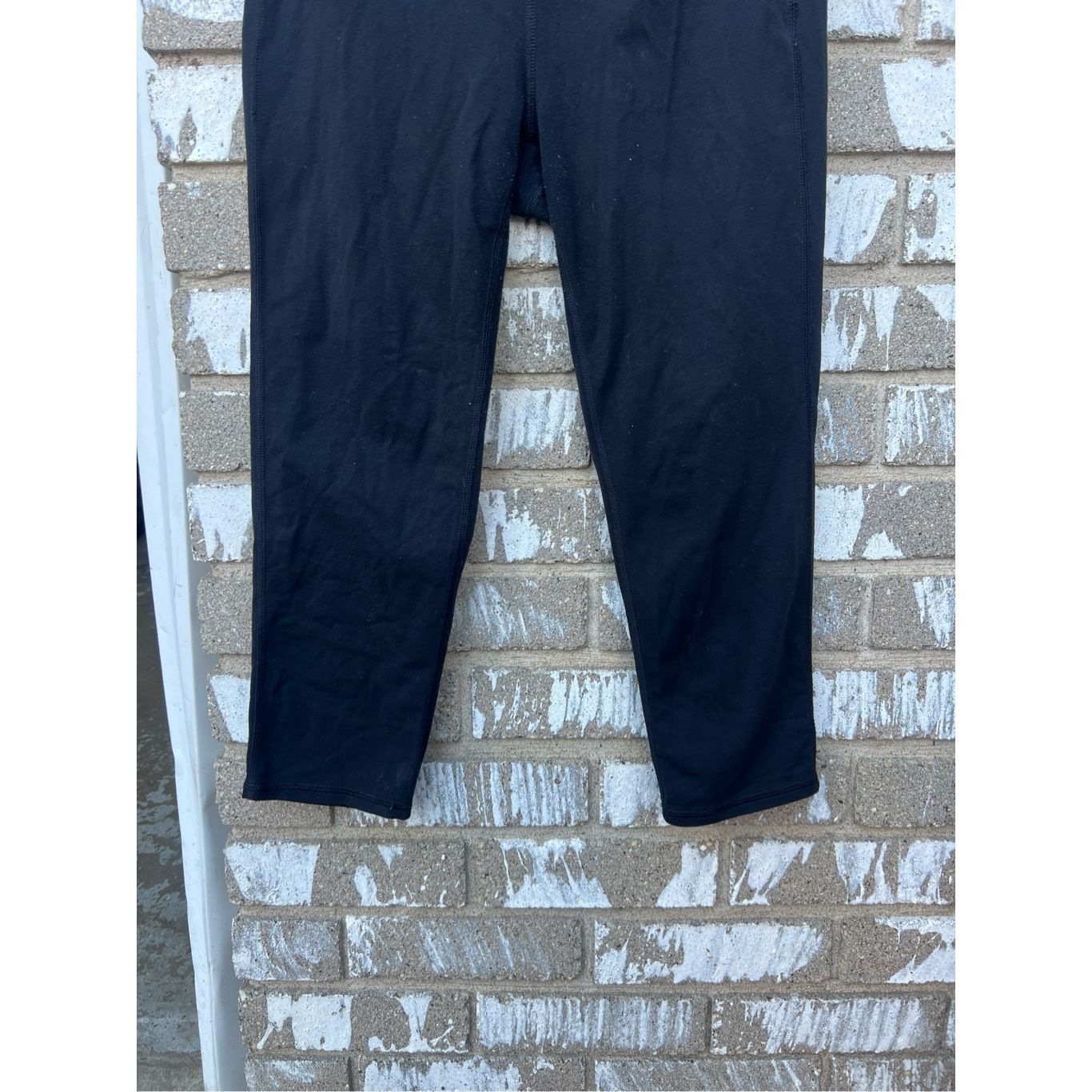 Athleta Athleta Black Cropped Leggings Woman’s Size Small- FLAWED-Bally Size 26" / US 2 / IT 38 - 2 Thumbnail