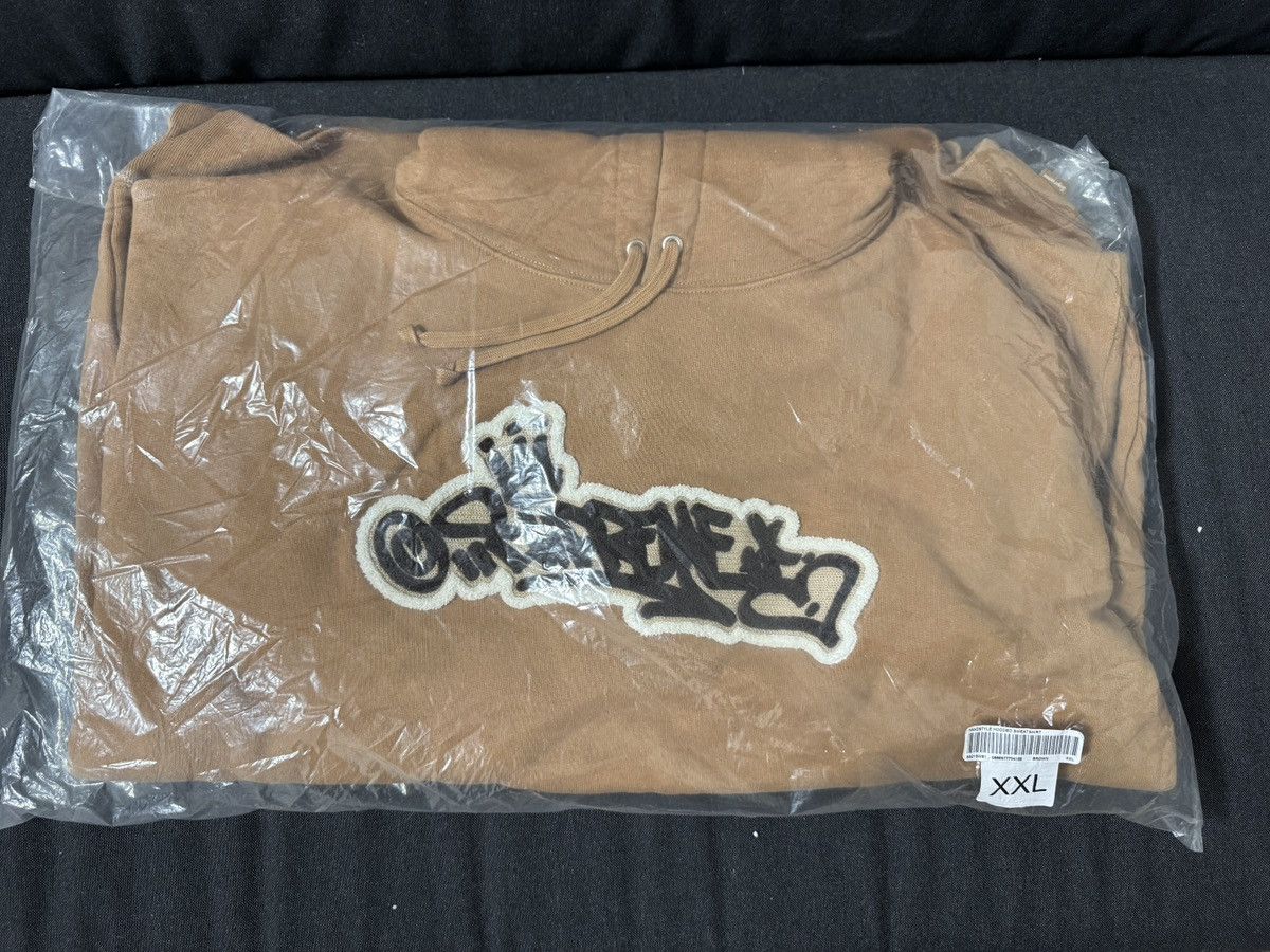Supreme 🔥Supreme Raised Handstyle Hooded Sweatshirt Dark Taupe Brown Size US XXL / EU 58 / 5 - 1 Thumbnail