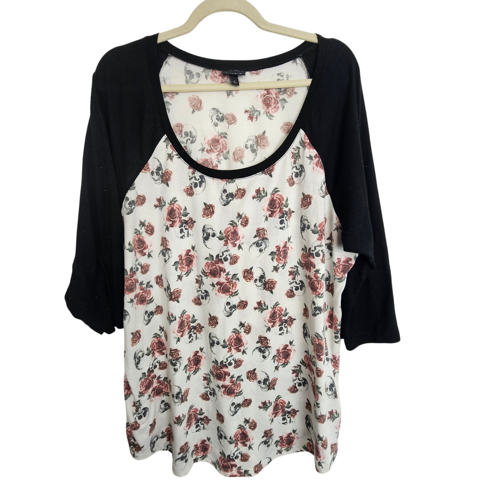 Corridor Torrid Blouse Skull Floral Print Tshirt 3/4 Sleeve Round 3X Size 3XL / US 20-22 - 1 Thumbnail