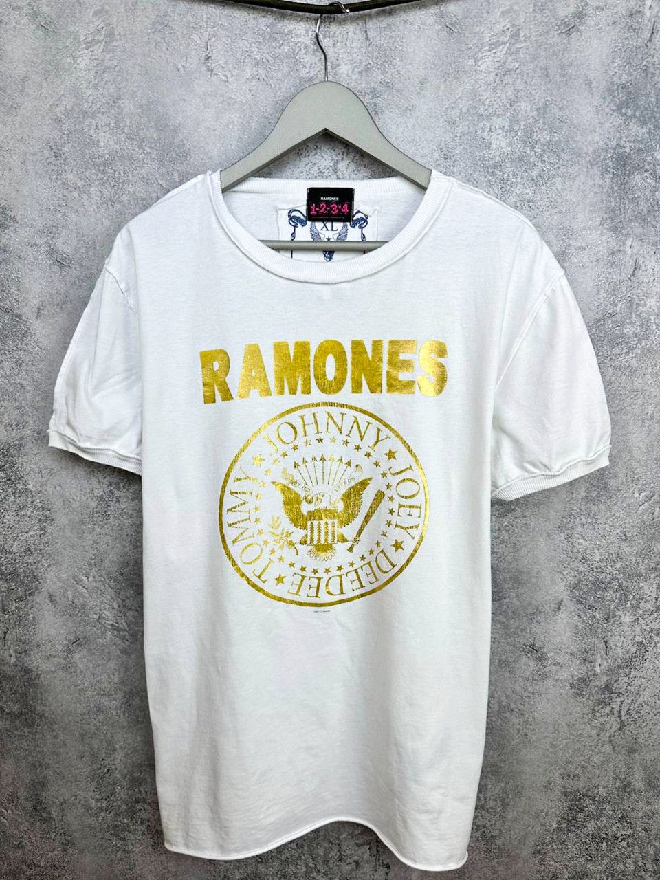 Band Tees Ramones 1-2-3-4 Gold Logo Amplified Distressed Vtg T-Shirt Size US XL / EU 56 / 4 - 1 Thumbnail