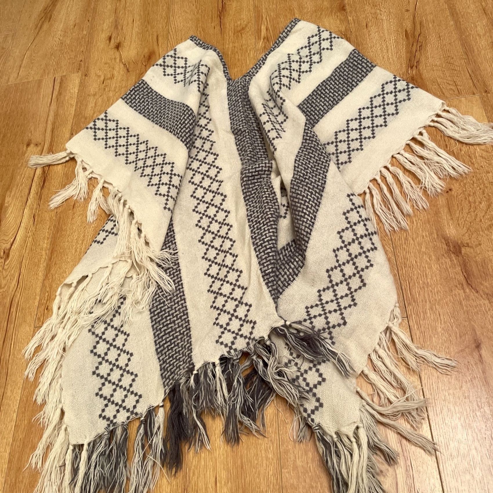 Vintage VINTAGE Mudd Y2K Grey Boho AZTEC Fringe Ivory Diamond Striped Poncho Fringed One Size Women Pullover Knit Scarf Size ONE SIZE - 2 Thumbnail