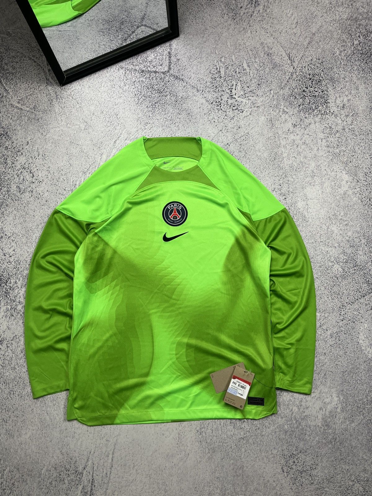 Nike NWT Nike Paris Saint Germain 2022/23 Home Goalkeeper Jersey Size US L / EU 52-54 / 3 - 1 Thumbnail