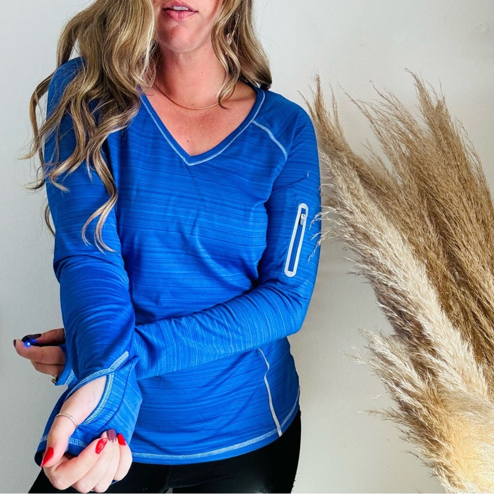 Athleta ATHLETA Blue White Long Sleeve VNeck Workout Shirt Top Size M / US 6-8 / IT 42-44 - 1 Thumbnail
