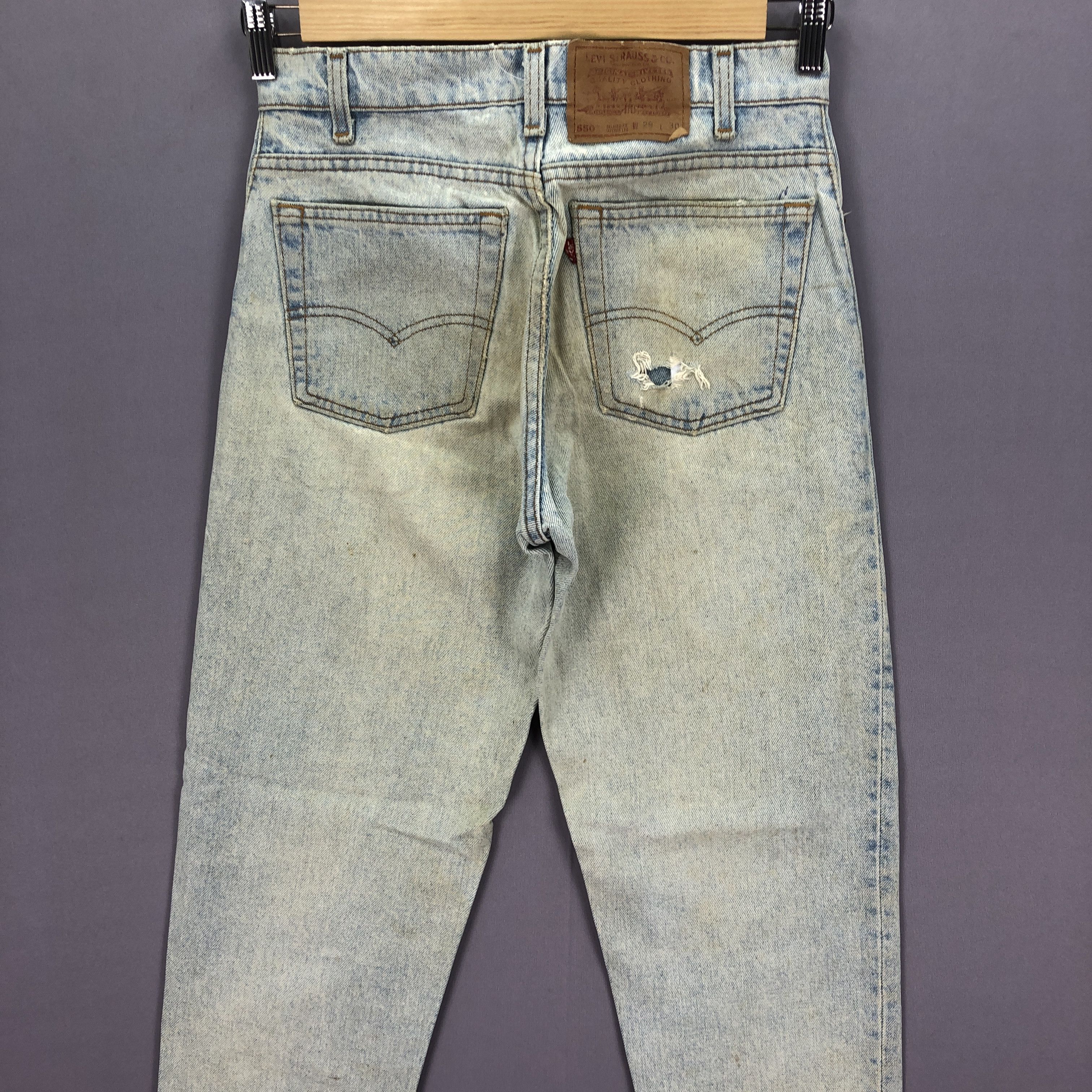 Levi's Vintage Levis 550 Dirty Ripped Jeans Faded Light Wash Denim Size 28" / US 6 / IT 42 - 4 Thumbnail