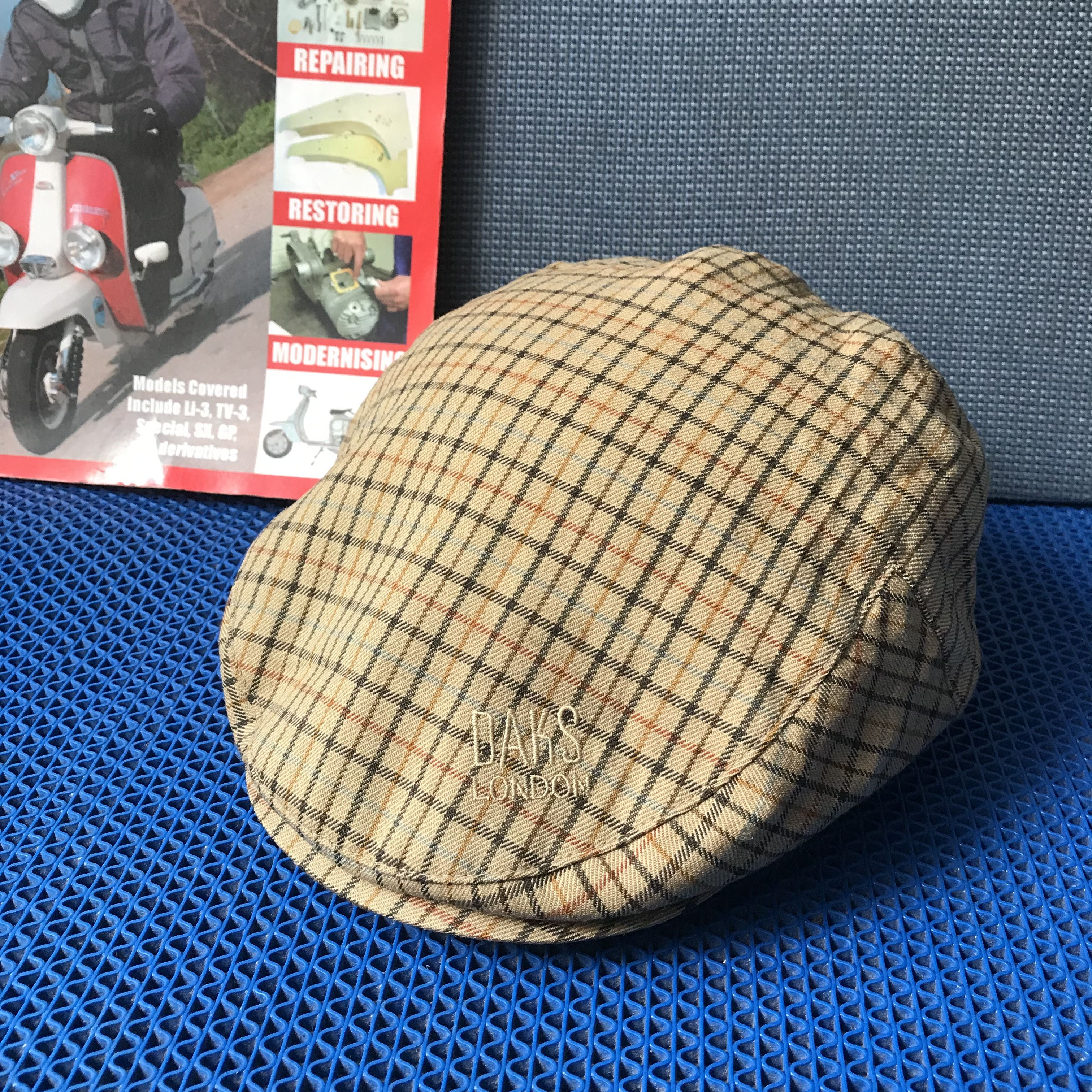 DAKS Vintage Daks London Ruppert Prince of wales check flat cap Size ONE SIZE - 1 Thumbnail