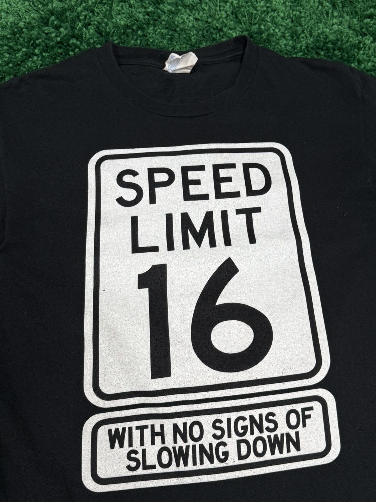 Vintage Vintage Highway Sign Speed Limit 16 Black Logo Tee Medium Size US M / EU 48-50 / 2 - 2 Thumbnail