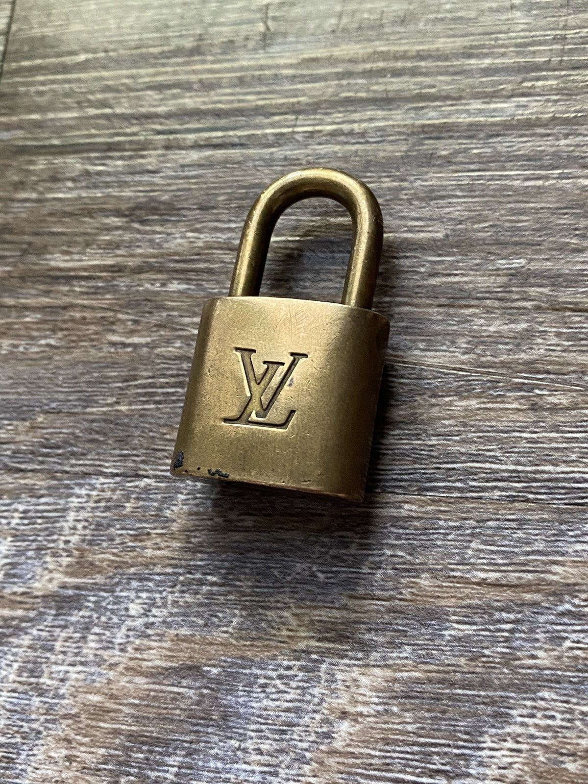 Louis Vuitton Louis Vuitton Lock 306 Size ONE SIZE - 1 Thumbnail