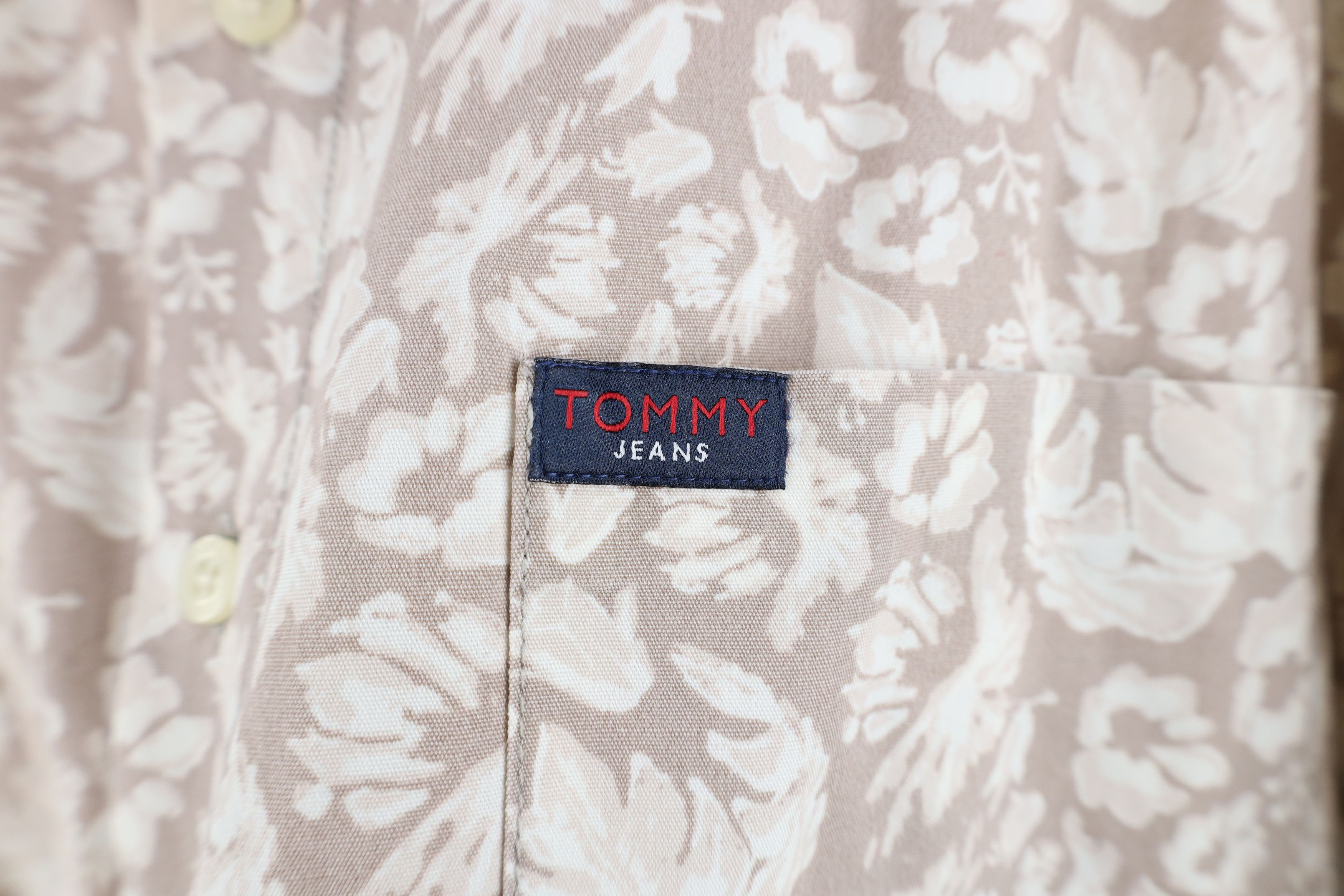 Tommy Hilfiger Vintage 90s Tommy Hilfiger Flower Luau Hawaiian Button Shirt Size US XL / EU 56 / 4 - 4 Thumbnail