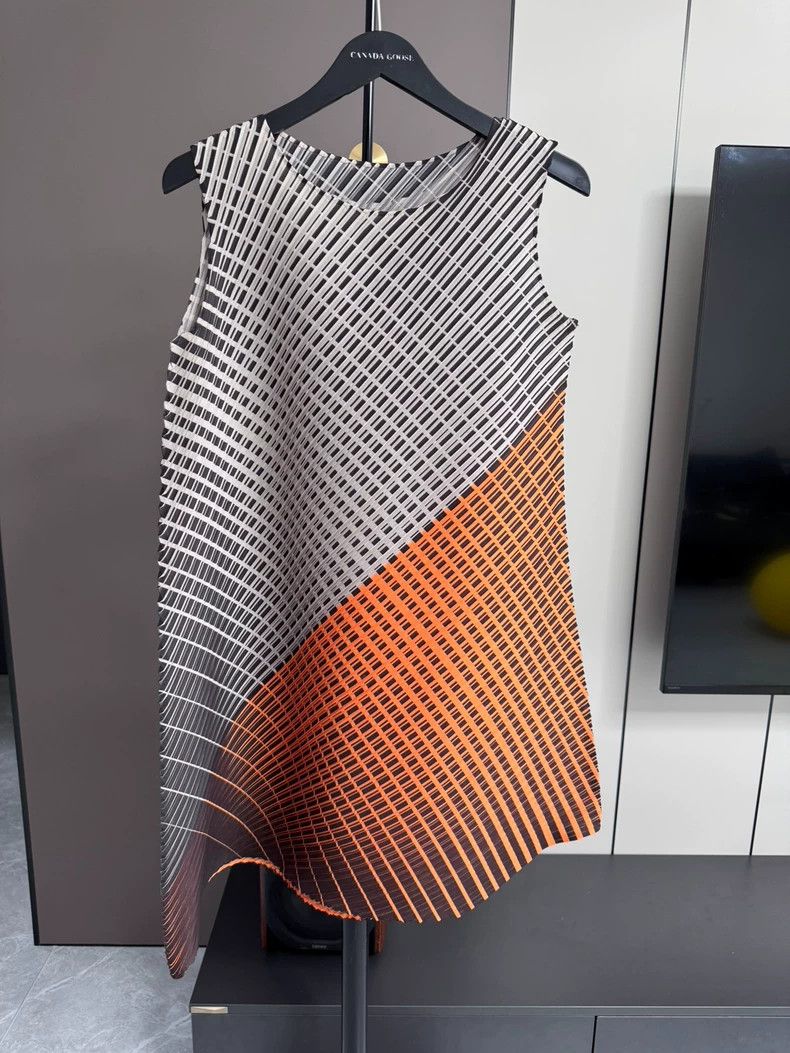 Issey Miyake Issey Miyake size:3 Poster-style irregular-shaped MIDI dre Size S / US 4 / IT 40 - 1 Thumbnail