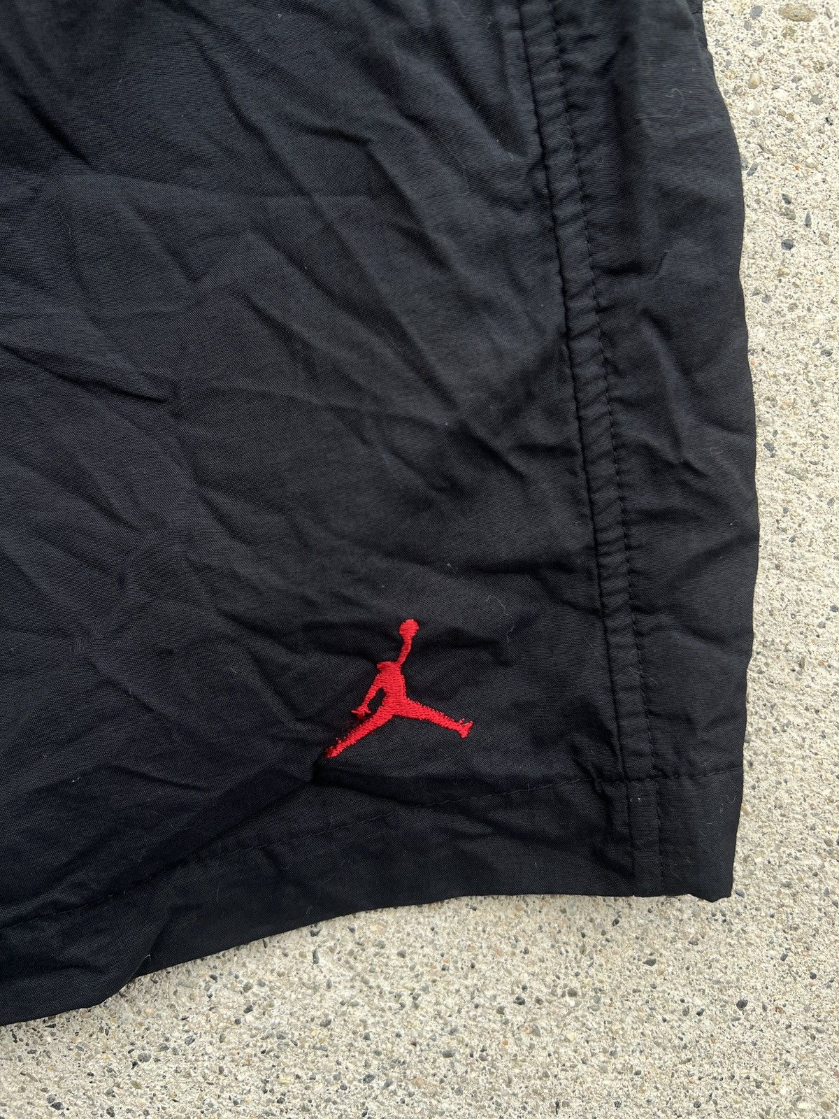 Jordan Brand 2000s Jordan Black/Red Relaxed Fit Hybrid Shorts Size L Size US 36 / EU 52 - 4 Thumbnail