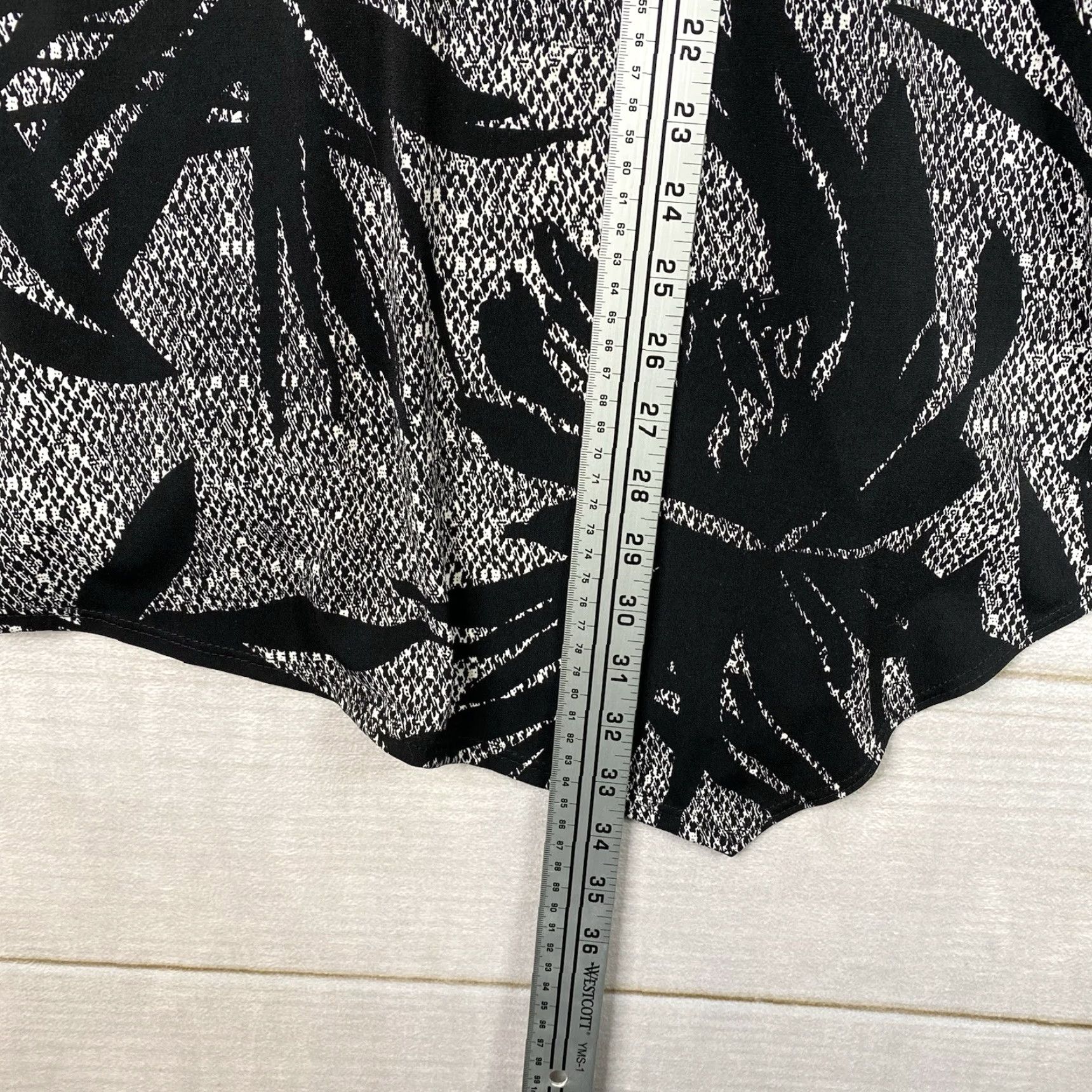 Vintage Ciara Sun Woo Top Womens 2X Black Floral Stretch Asymmetrical Hem Artsy Travel Shirt Womens 2X Black Floral Artsy Rose 90s USA Size XXL / US 16-18 / IT 52-54 - 4 Thumbnail