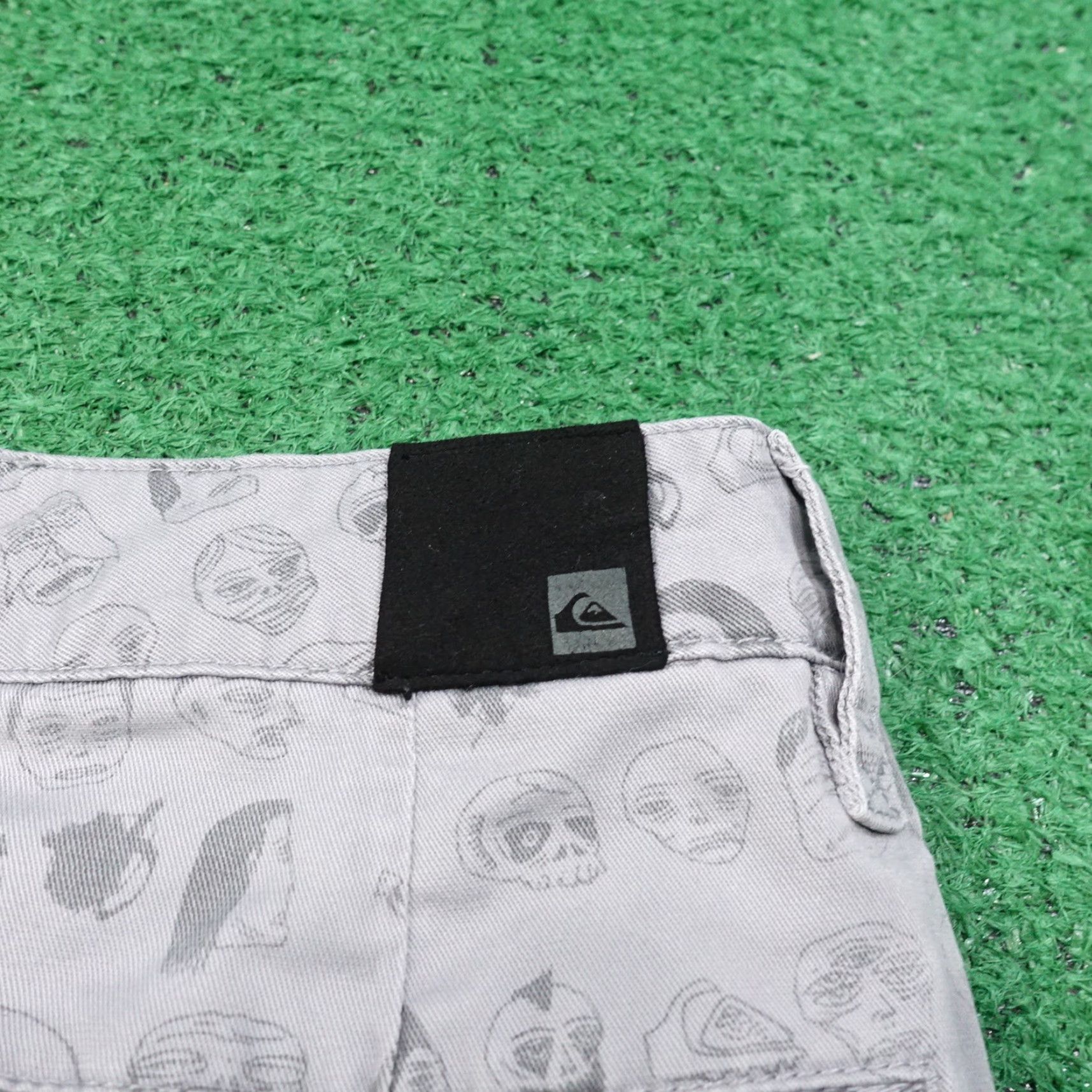 Quiksilver QUIKSILVER Gray Cartoon Faces Flat Front Shorts Adult 26 Gray 27x10 Casual Belt Loops Hard to Find 90s Style Mens Size US 26 / EU 42 - 6 Thumbnail