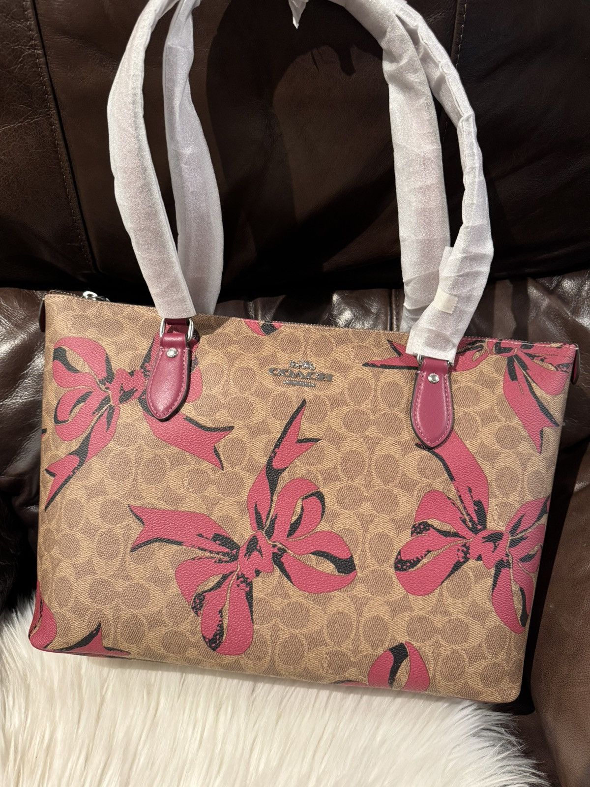 Coach Coach Gallery Tote Bag In Signature Canvas With Bow cz174 Size ONE SIZE - 1 Thumbnail
