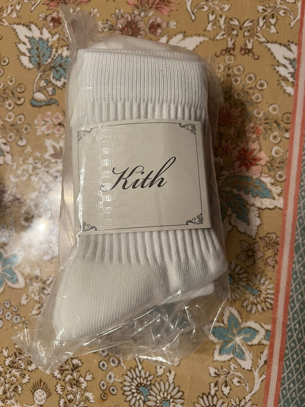 Kith Kith 3-Pack Striped Mid Crew White Socks Embroidered Logo Size ONE SIZE - 6 Thumbnail