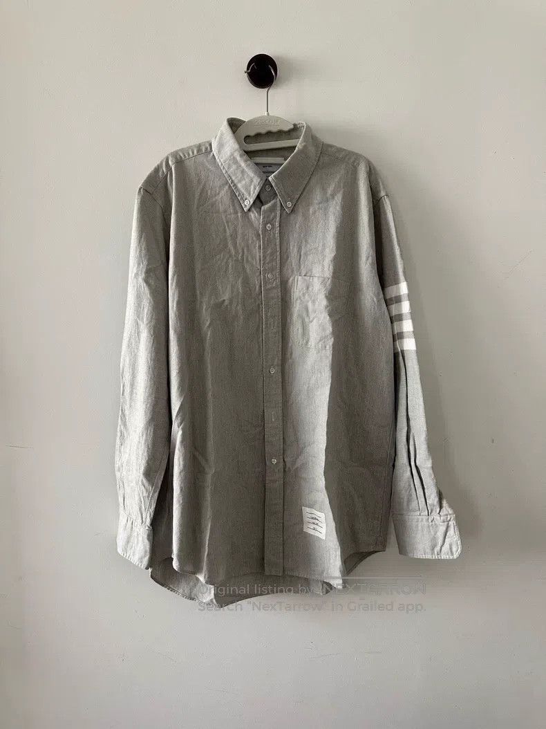 Thom Browne Thom Browne Grey Sleeve Badge Shirt Size US XXL / EU 58 / 5 - 1 Thumbnail