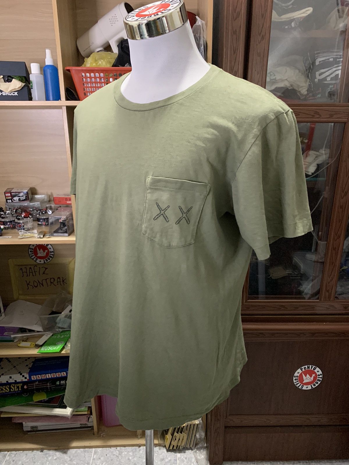 Japanese Brand Vintage Uniclo Collab kaws pocket tee Size US XL / EU 56 / 4 - 3 Thumbnail