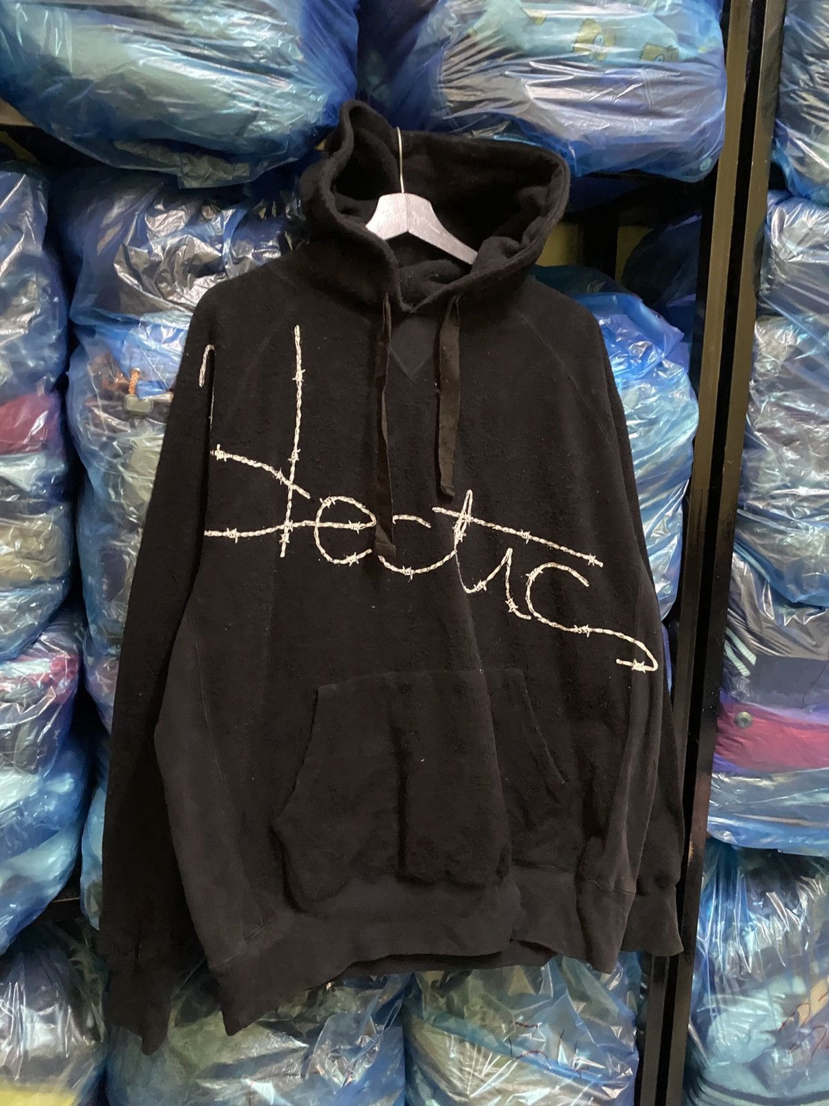 Japanese Brand Vintage Mad Hectic Barbed Wire Logo Hoodie Black Streetwear Size US L / EU 52-54 / 3 - 5 Thumbnail