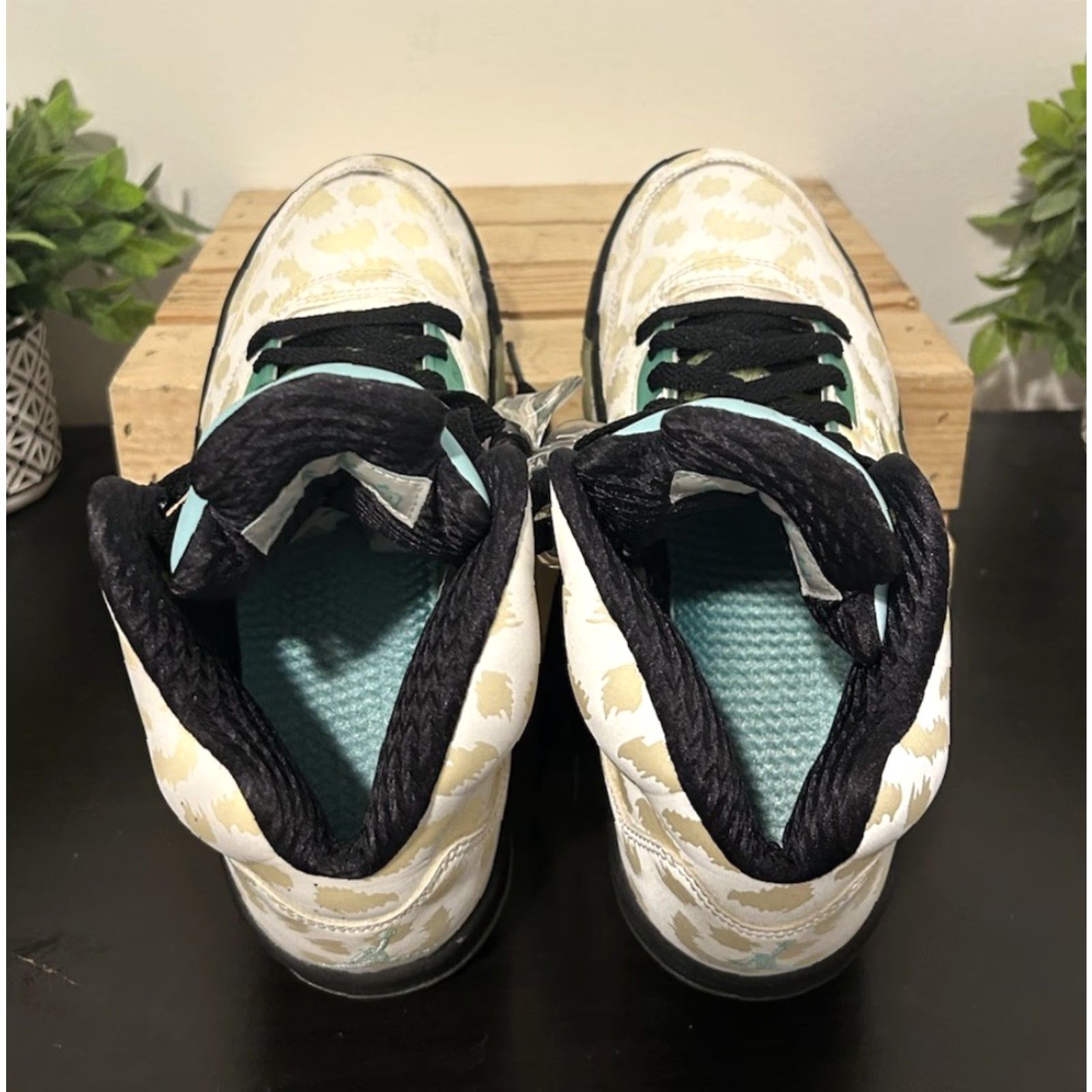 Nike VINTAGE Nike Air Jordan 5 Retro Sneaker Mens White Green 6.5 High Top Leather Athletic Casual Workwear 2019 CN2932-100 Shoes Size US 6 / EU 39 - 6 Thumbnail