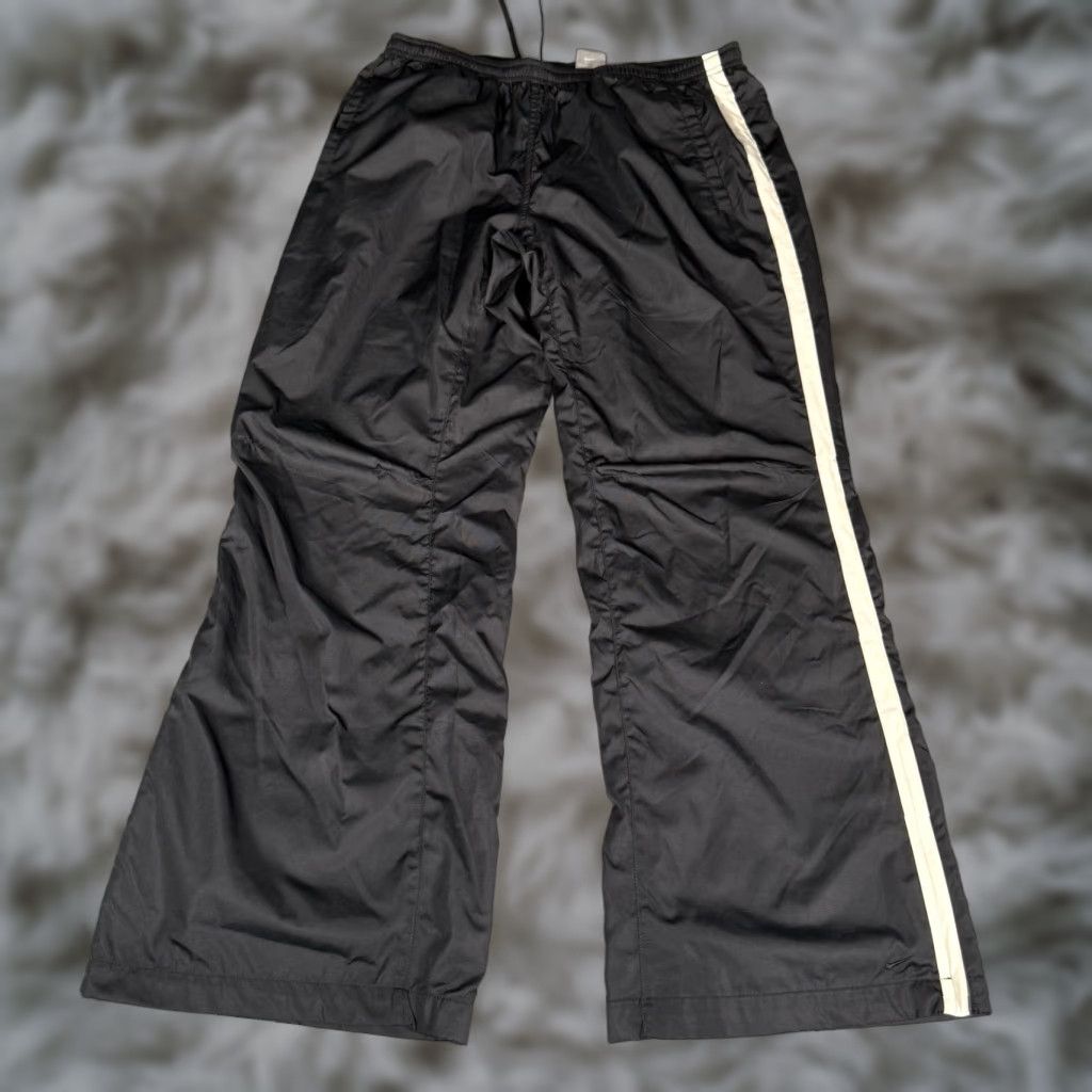 Nike VINTAGE Nike Track Pants Womens L Wide-Leg Baggy Oversized Fit Lined Black Polyester Softshell 33x29 Athleisure Gym & Training Womens Size 36" / US 14 / IT 50 - 1 Thumbnail