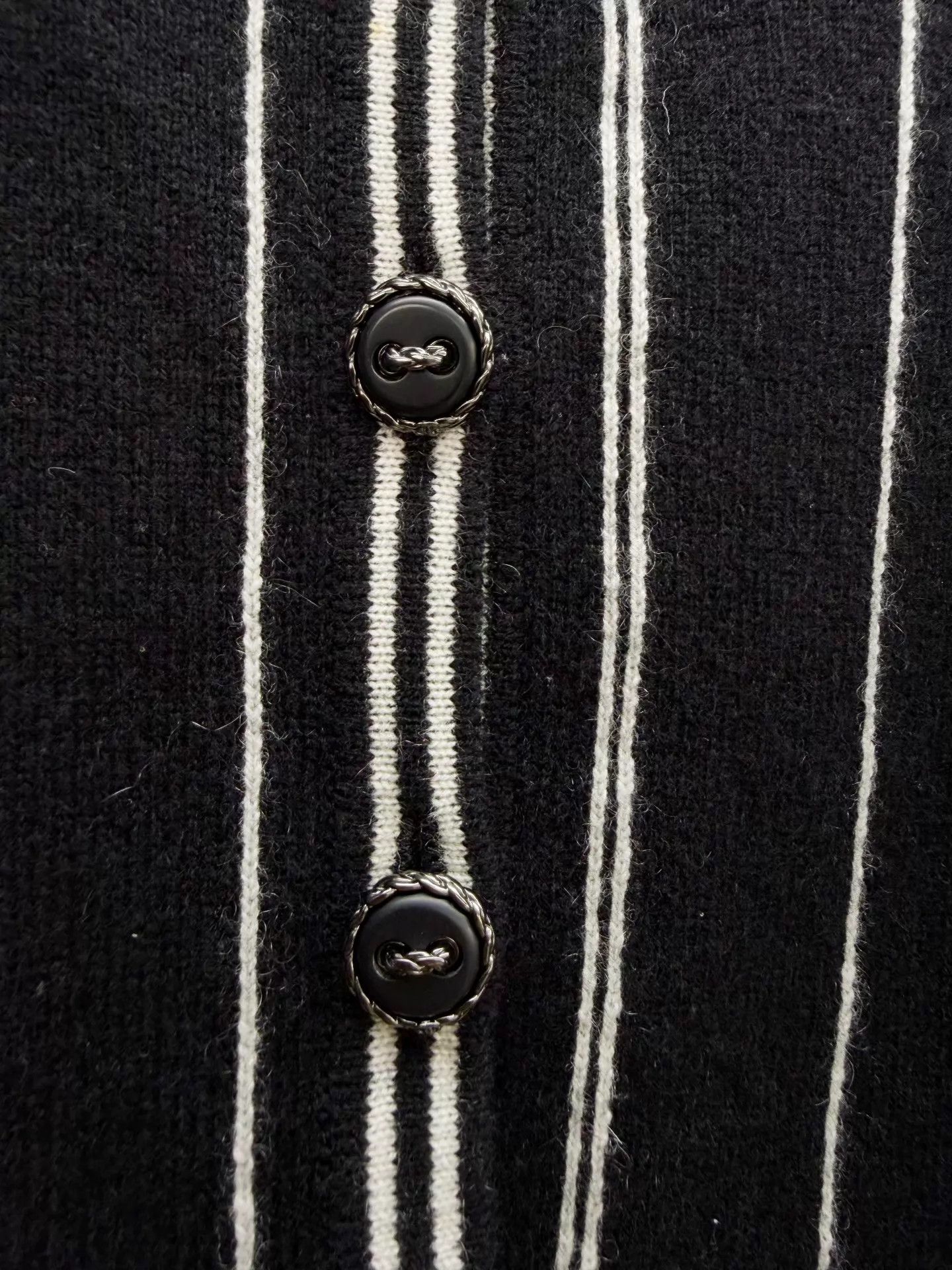 Chanel Chanel Cashmere Sleeveless Vest Authentic 40 Worn 1x Size S / US 4 / IT 40 - 2 Thumbnail