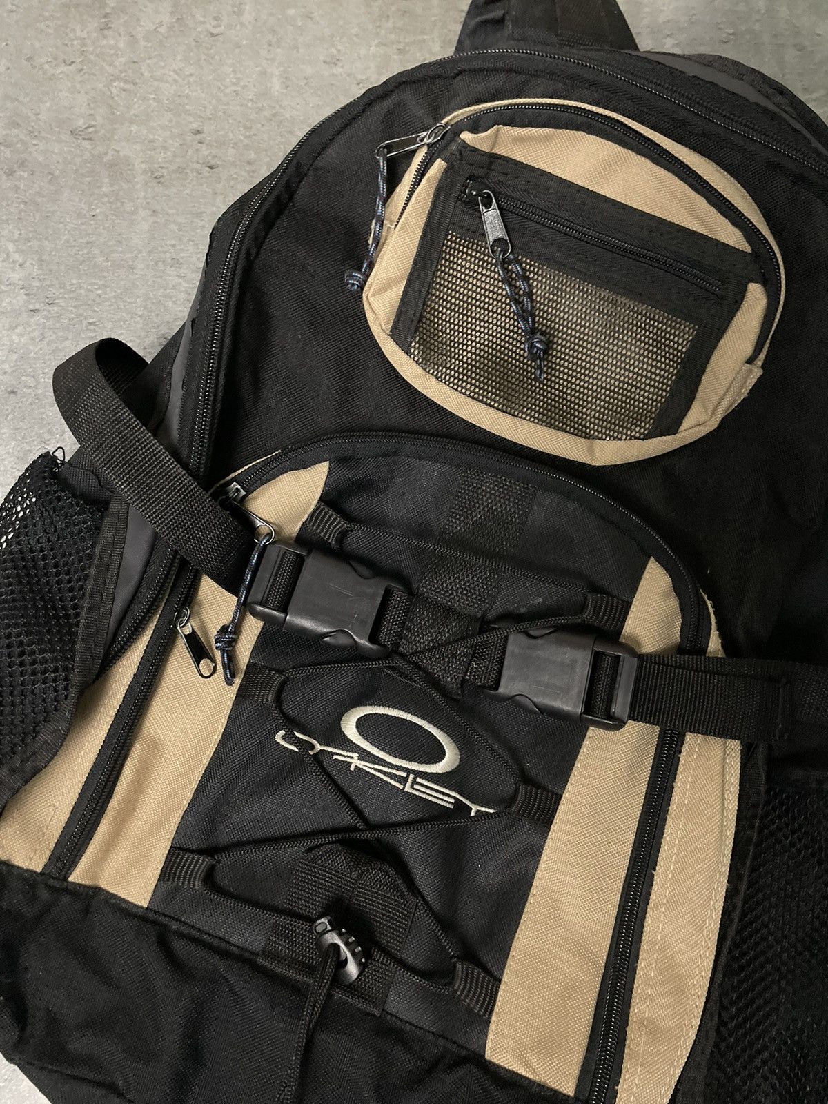 Oakley × Vintage Vintage 90’s Oakley Bagpack Size ONE SIZE - 2 Thumbnail