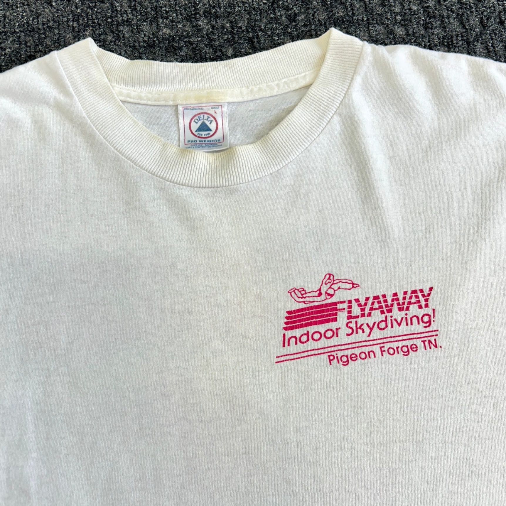 Delta VINTAGE Delta Shirt Unisex Adults L White 90s Skydiving Graphic Print Logo 1990s T-Shirt Mens/Womens Size US L / EU 52-54 / 3 - 3 Thumbnail