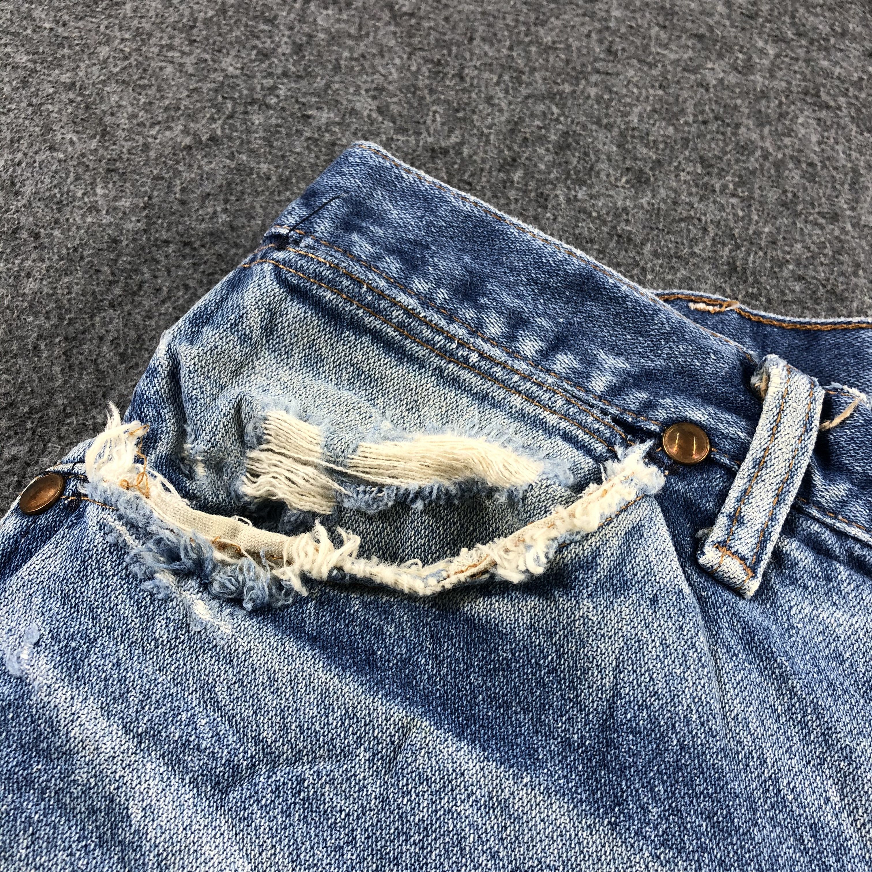 Vintage Vintage Blue Wash Wrangler Jeans-J2415 Size US 31 - 11 Thumbnail