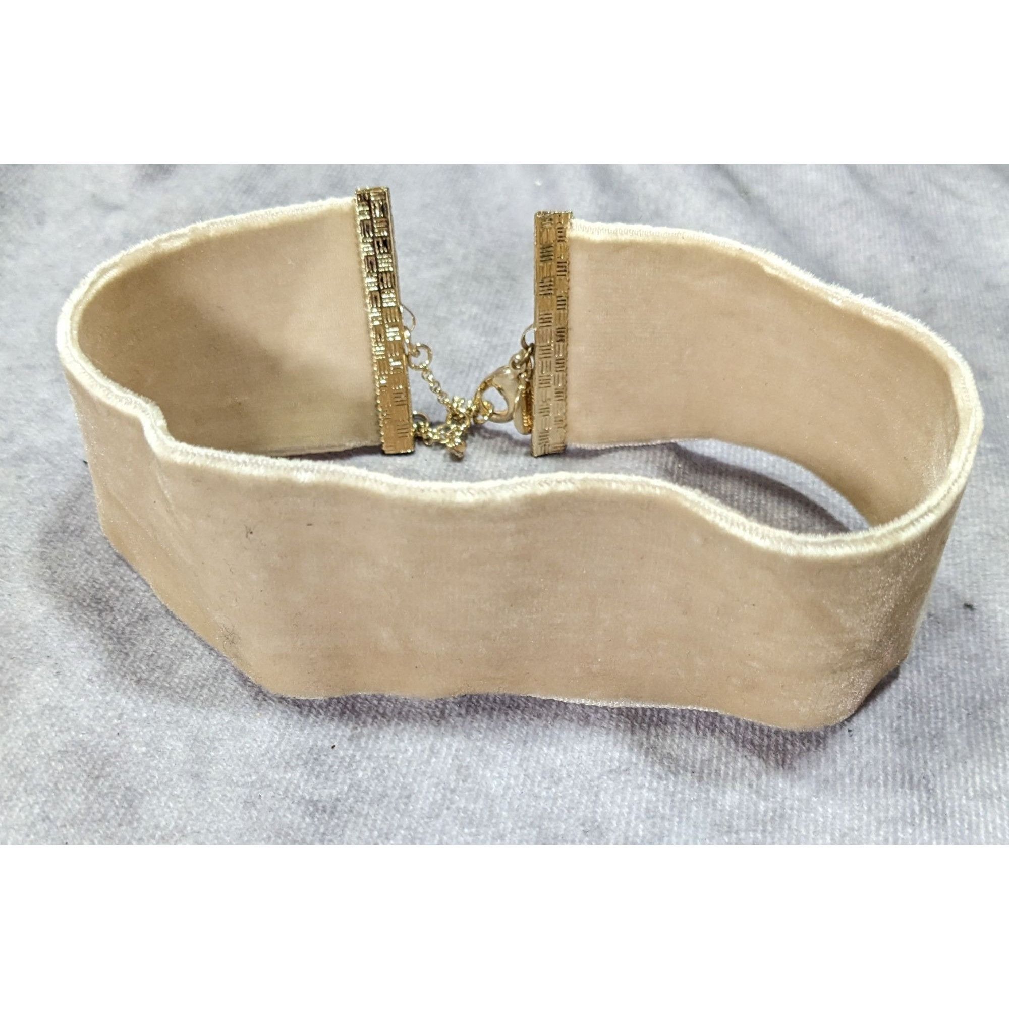 Express Express Y2K Velvet Beige Choker Necklace With Gold Clasp Det Size ONE SIZE - 8 Thumbnail
