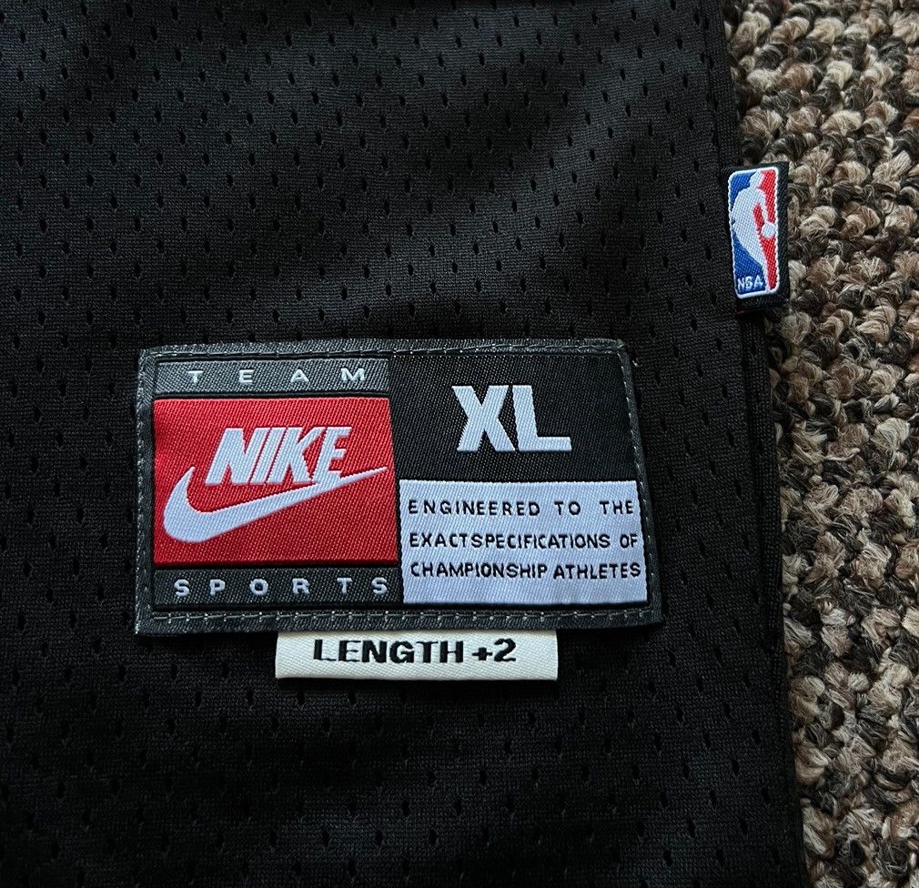 NBA Vintage 90s NIKE JORDAN NBA Chicago Bulls Jersey #23 Size US XL / EU 56 / 4 - 17 Thumbnail