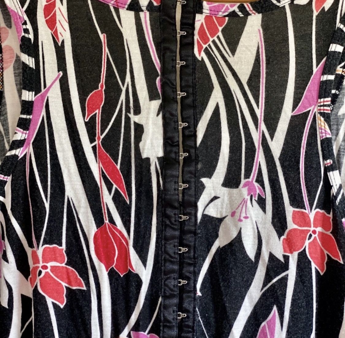 Urban Outfitters URBAN OUTFITTERS FLORAL TANK TOP W/ HOOK & EYE CLOSURE BACK Size M / US 6-8 / IT 42-44 - 3 Thumbnail