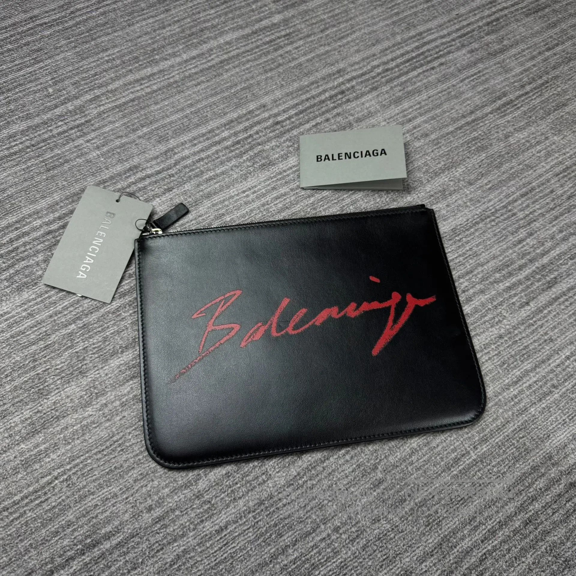 Balenciaga Balenciaga Letter Print Clutch Bag. Size ONE SIZE - 1 Thumbnail