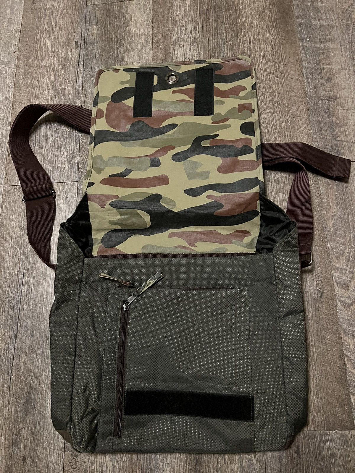 Universal Studios × Vintage Vintage Universal Studios Camo Crossbody Messenger Bag 16x14 Size ONE SIZE - 2 Thumbnail