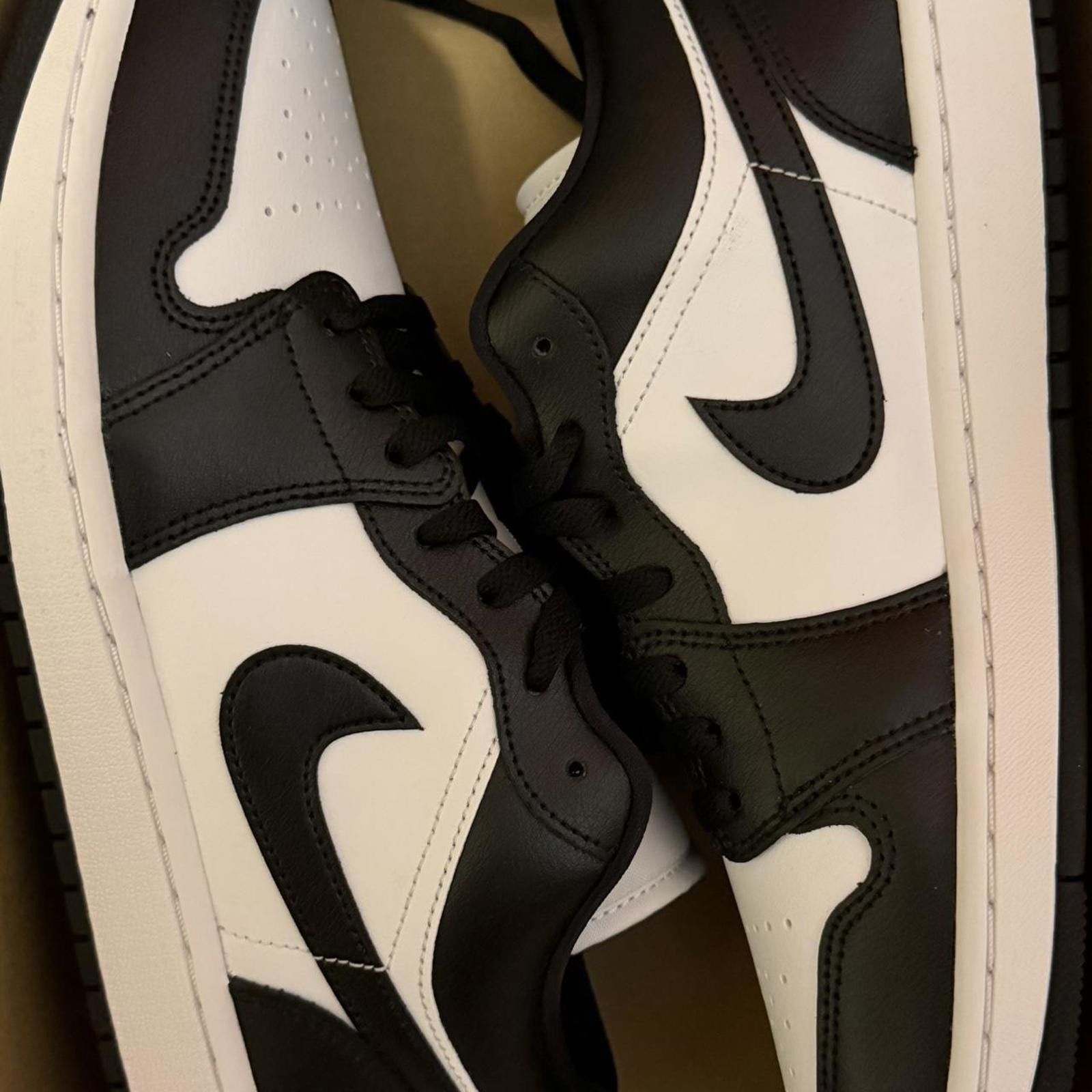 Air Jordan 1 low Panda 🐼 woman’s size 7.5