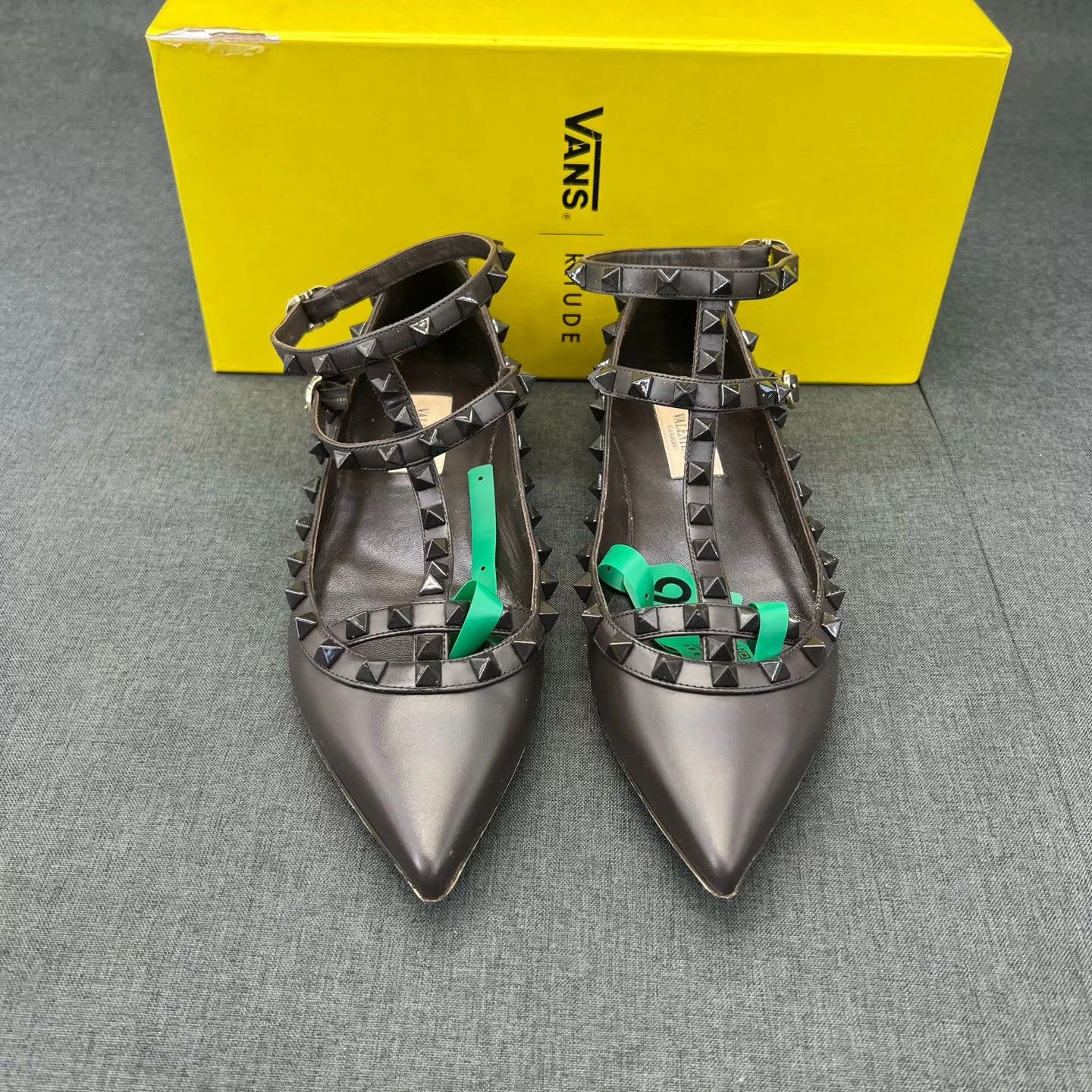 Valentino Valentino leather pointed studded ebony 37 box, cond Size US 6 / IT 36 - 4 Thumbnail