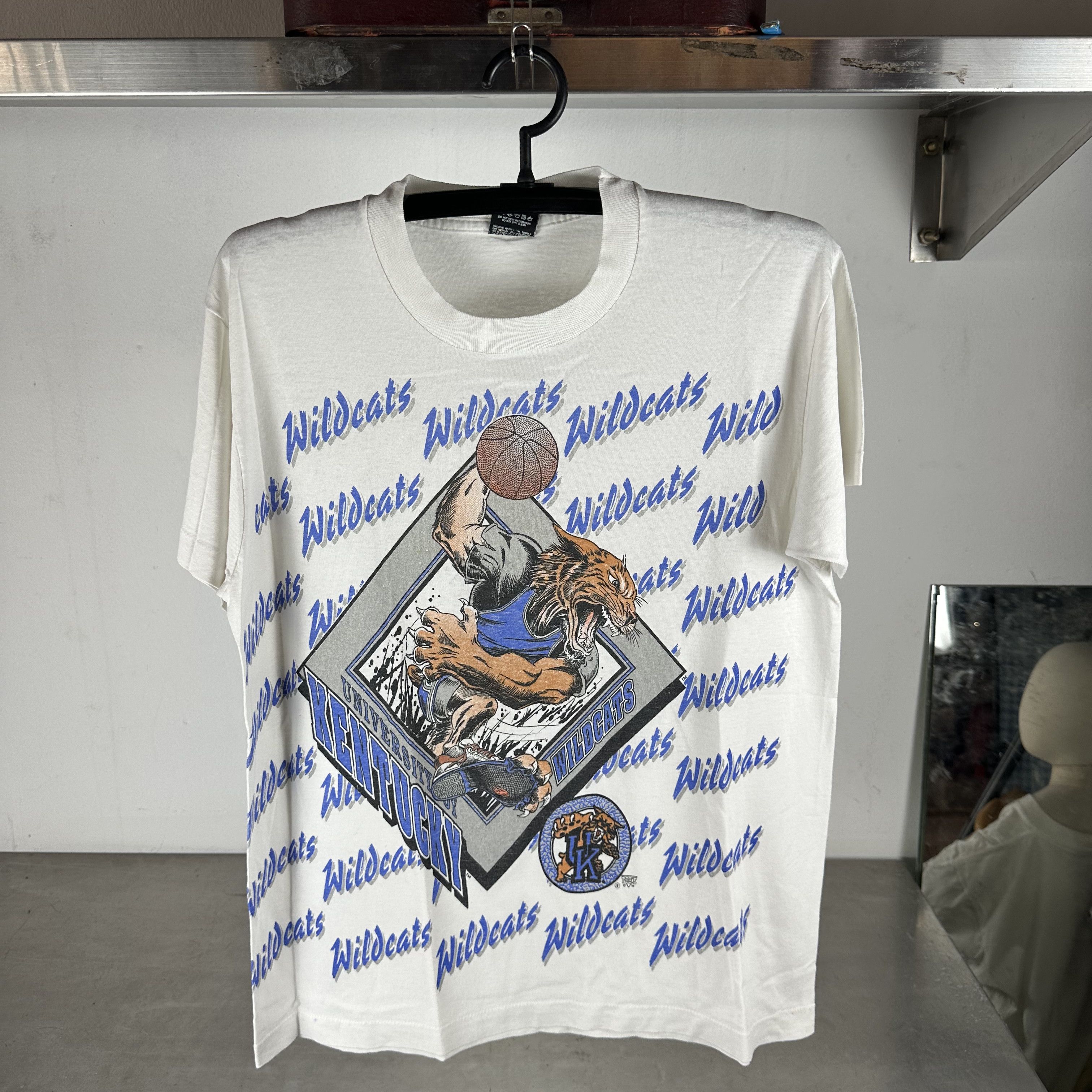 Vintage Vintage 90s Kentucky Wildcats Basketball NCAA AOP T-shirt Size US L / EU 52-54 / 3 - 1 Thumbnail