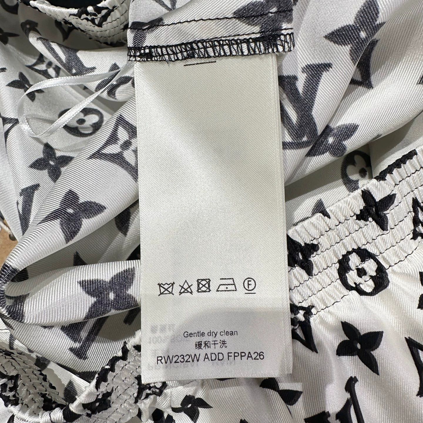 Louis Vuitton LV may595 all over logo silk shorts 38 Size 27" / US 4 / IT 40 - 4 Thumbnail