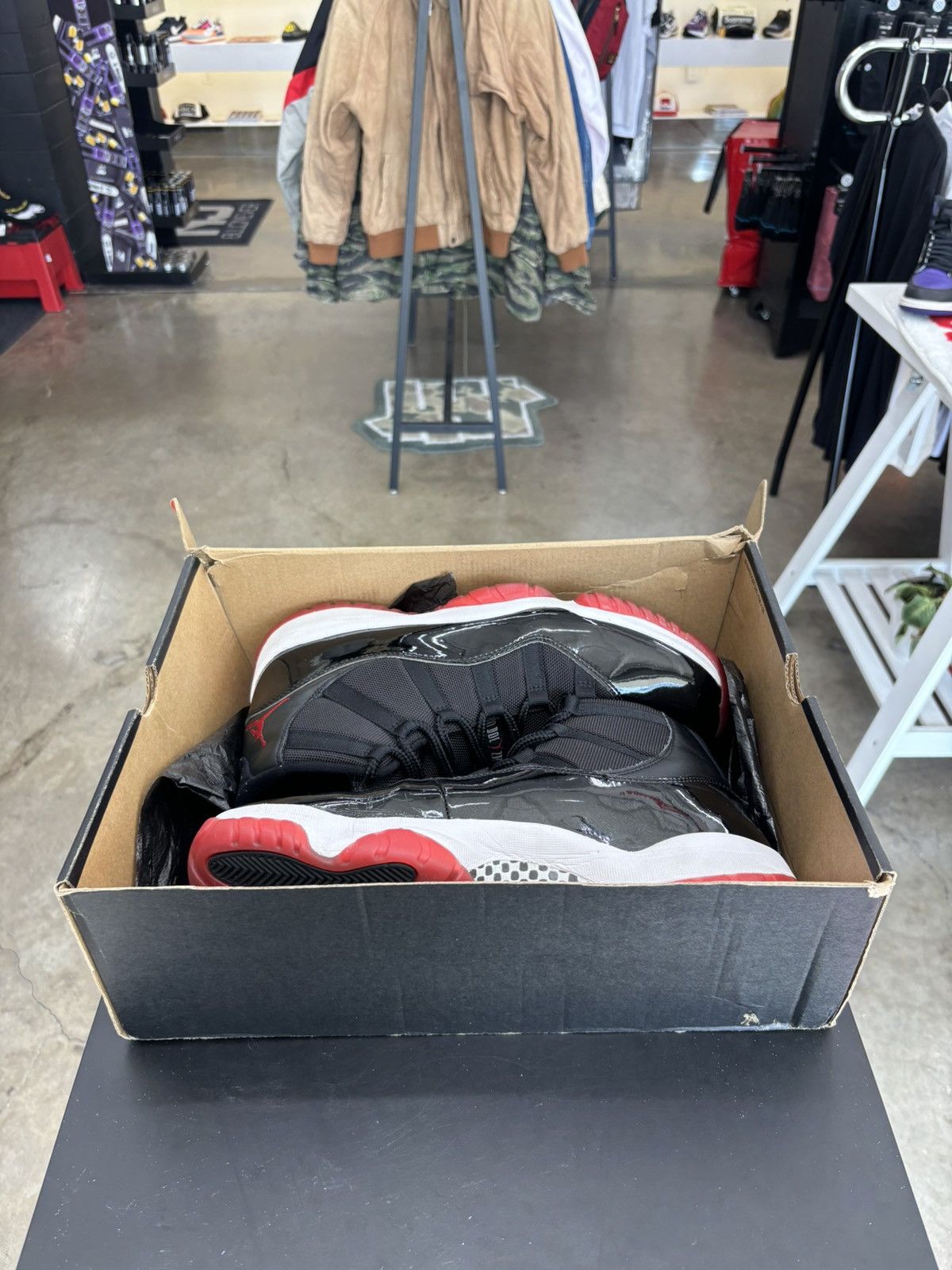 Jordan Brand Jordan 11 Playoffs Bred Sz. 12 Size US 12 / EU 45 - 8 Thumbnail