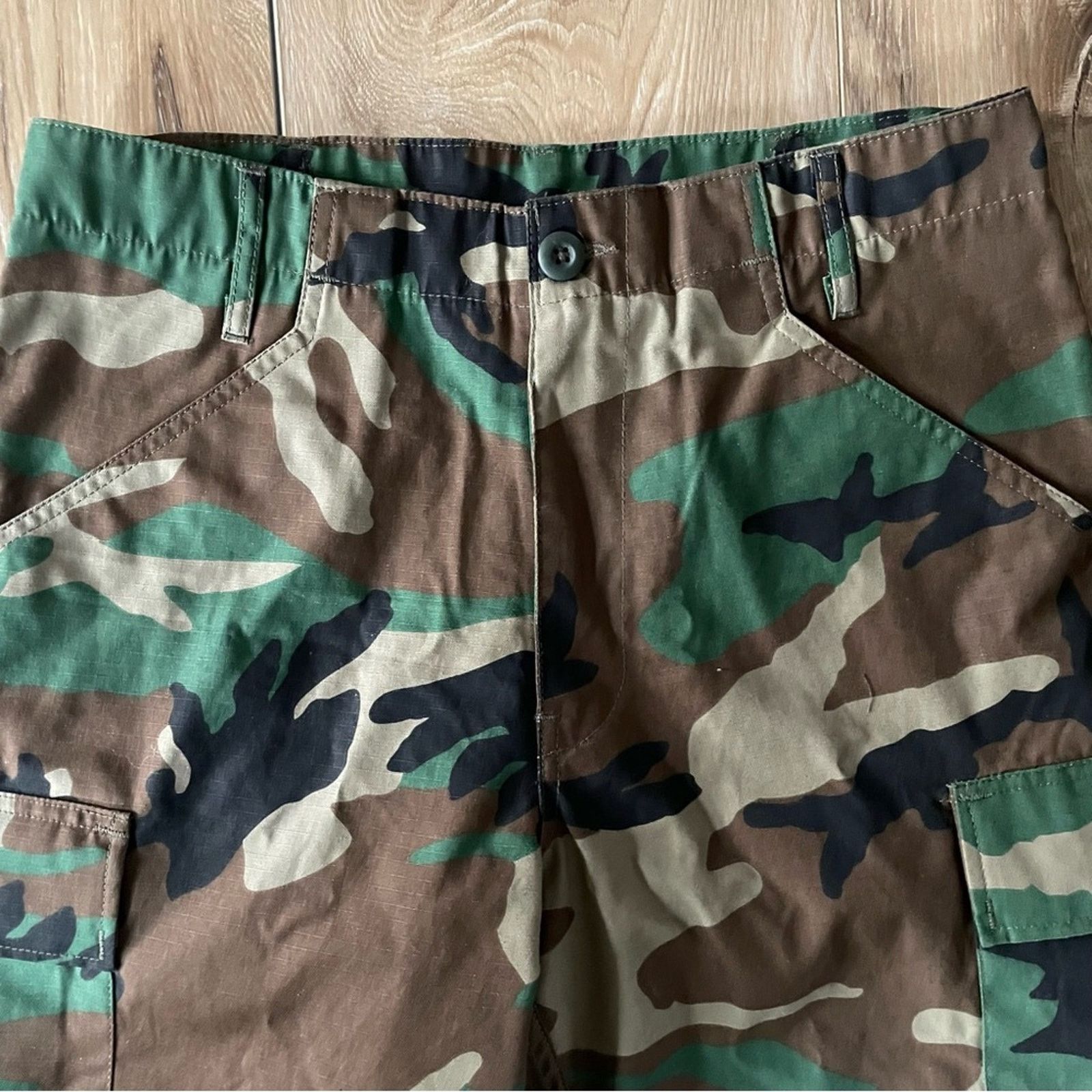 Urban Renewal Urban Outfitters Urban Renewal Remade Camo Cut-Off Short S Size 31" - 4 Thumbnail
