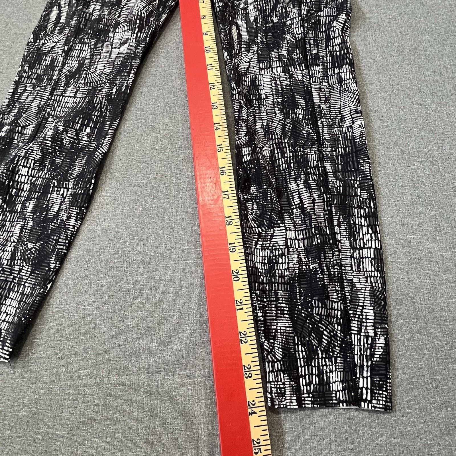 Lululemon Lululemon InStill Leggings Women’s 6 High-Rise Crop Black Size 28" / US 6 / IT 42 - 5 Thumbnail