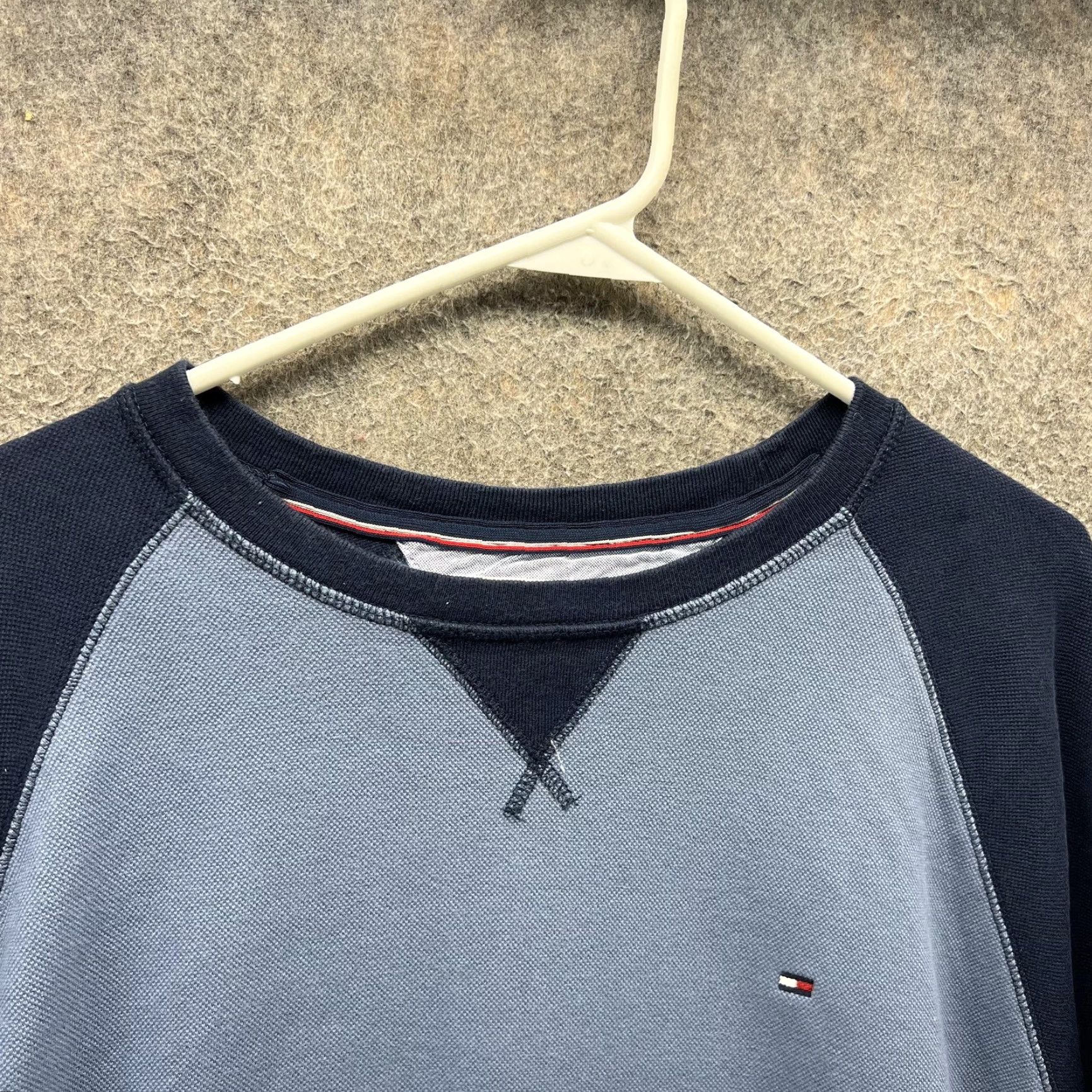 Tommy Hilfiger Tommy Hilfiger Sweatshirt Mens XL Blue Navy Colorblock Raglan Crewneck Pullover Size US XL / EU 56 / 4 - 3 Thumbnail
