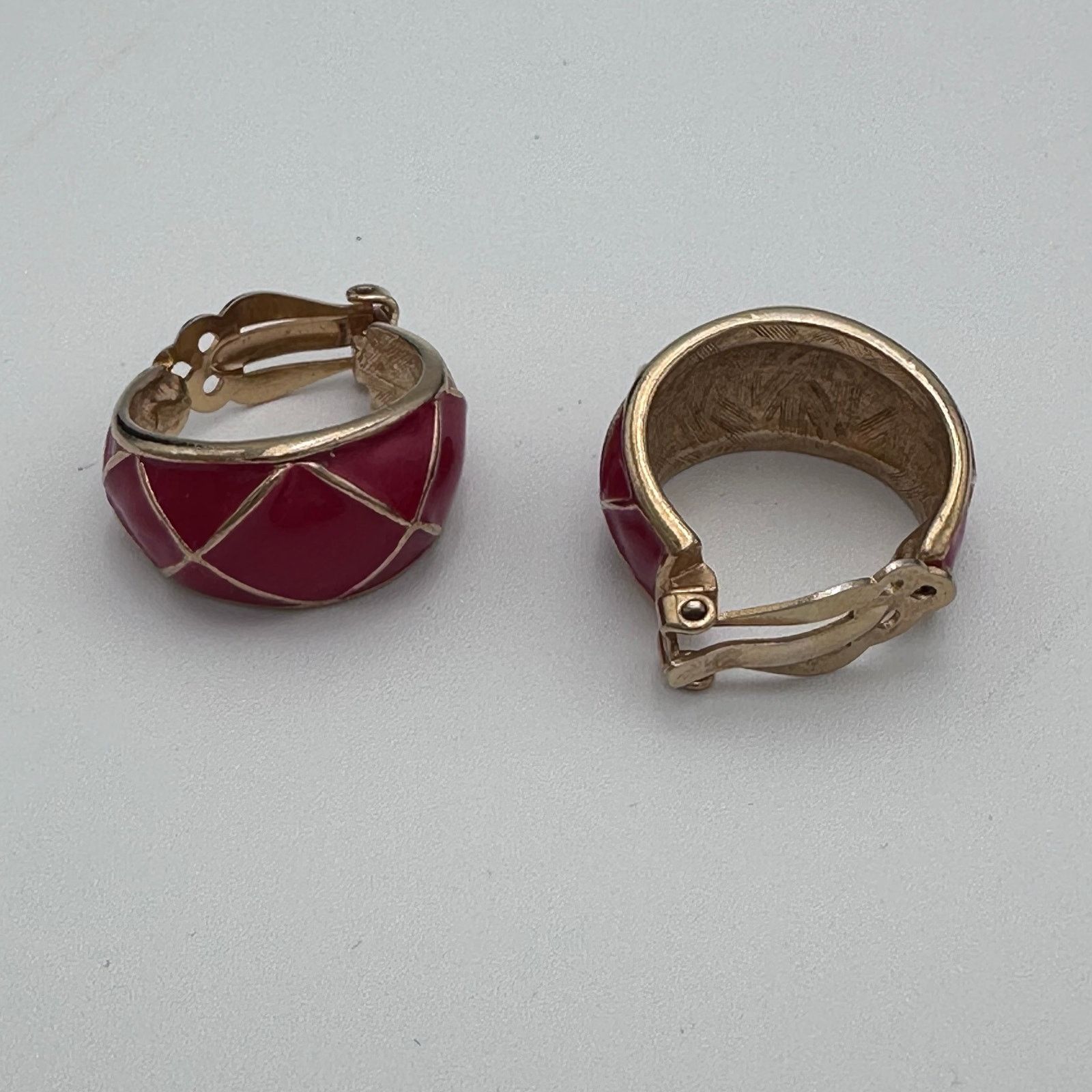 Vintage Christmas Red Gold Criss Cross Enamel Hoop Clip Earrings 80s Size ONE SIZE - 10 Thumbnail