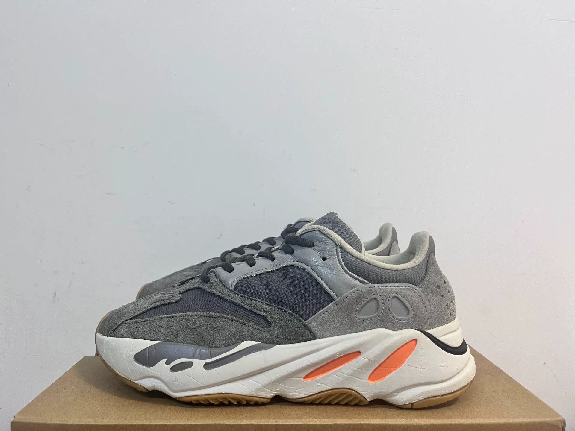Adidas Adidas YEEZY700 Lowtop Sneakers 5.5 Men Size US 5.5 / EU 38 - 1 Thumbnail