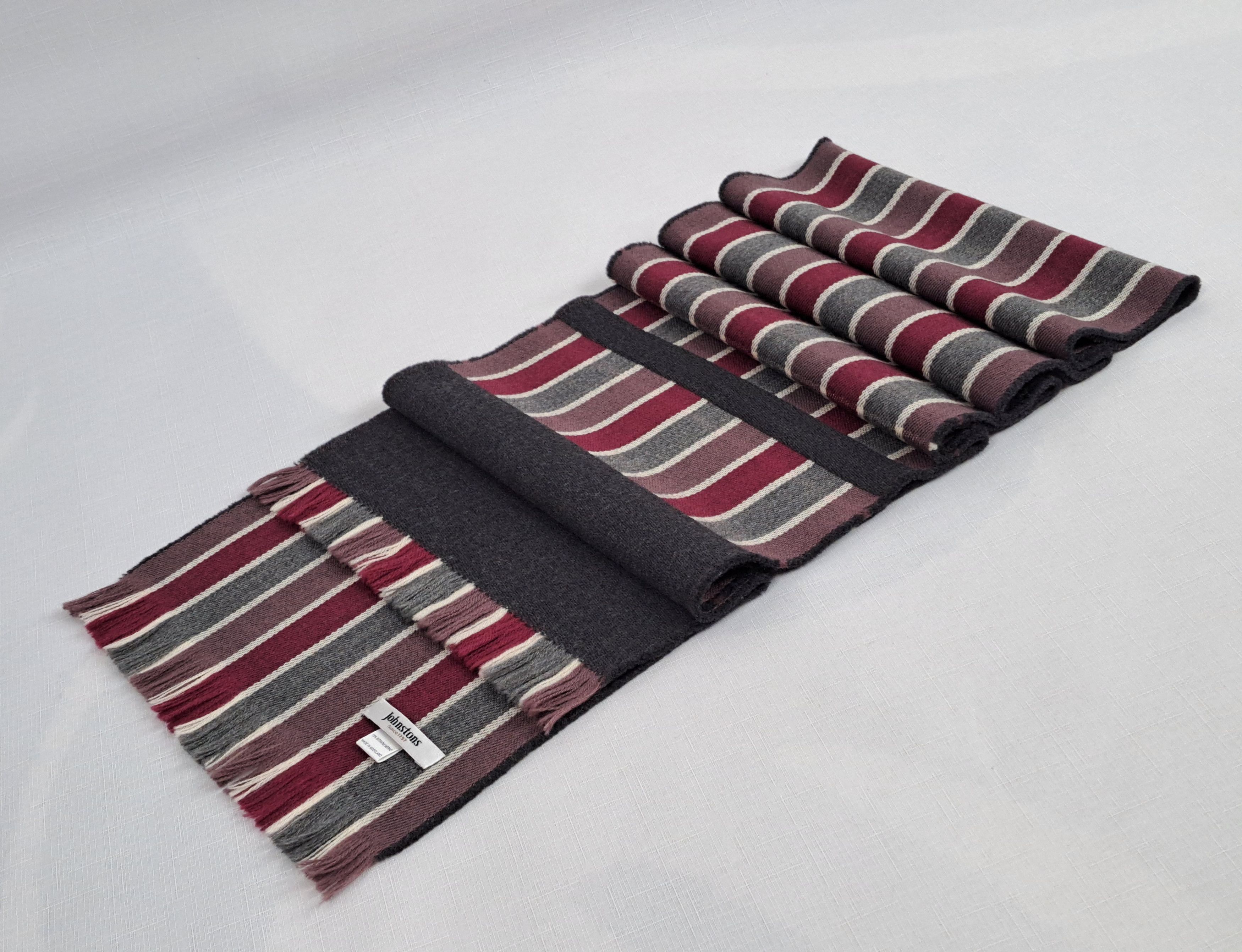 Johnstons Of Elgin Johnstons Of Elgin merino wool scarf. Made in Scotland Size ONE SIZE - 4 Thumbnail