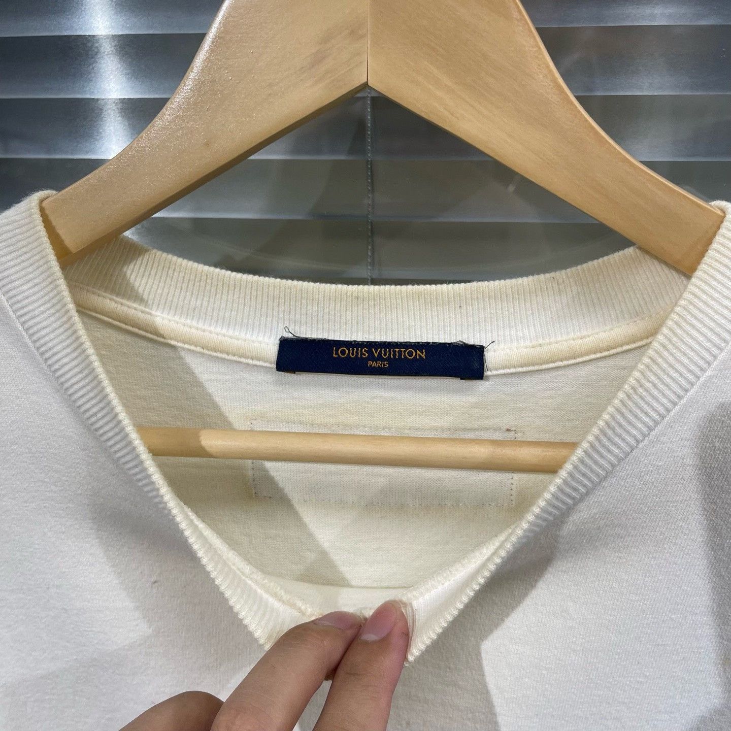 Louis Vuitton Louis Vuitton Script Logo Embroidered T-Shirt Size US L / EU 52-54 / 3 - 3 Thumbnail