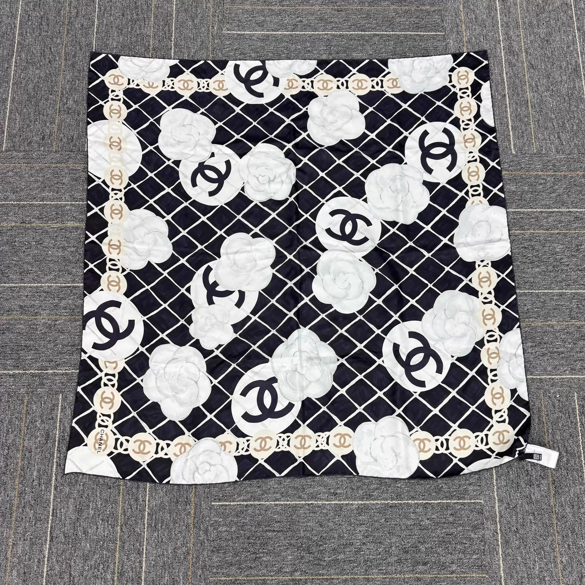 Chanel Chanel Camellia All Over Print 90x90cm Scarf Size ONE SIZE - 3 Thumbnail
